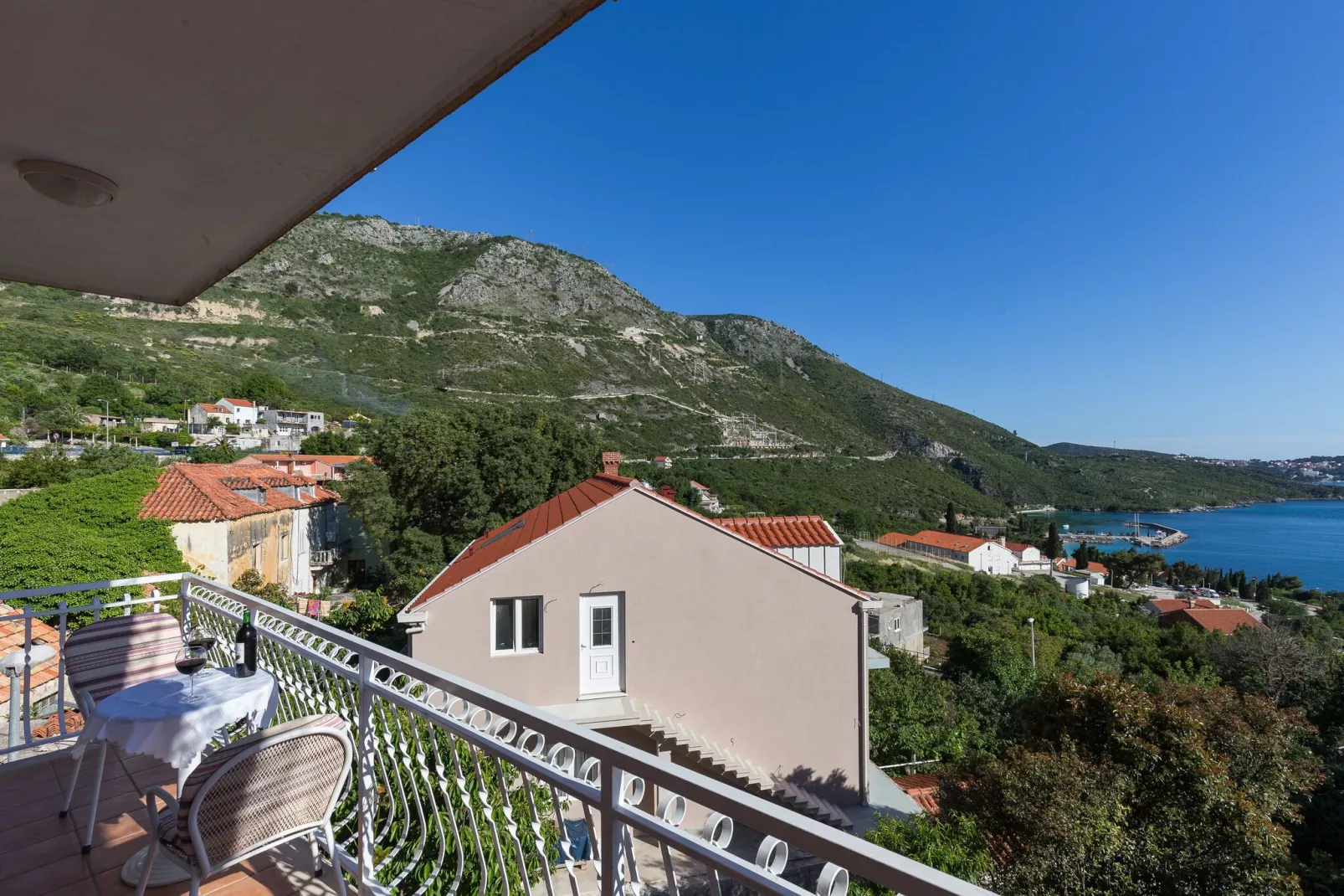 Villa Dubravka - Superior Two Bedroom Apartment with Balcony and Sea View (Apartman 6)-Terrasbalkon