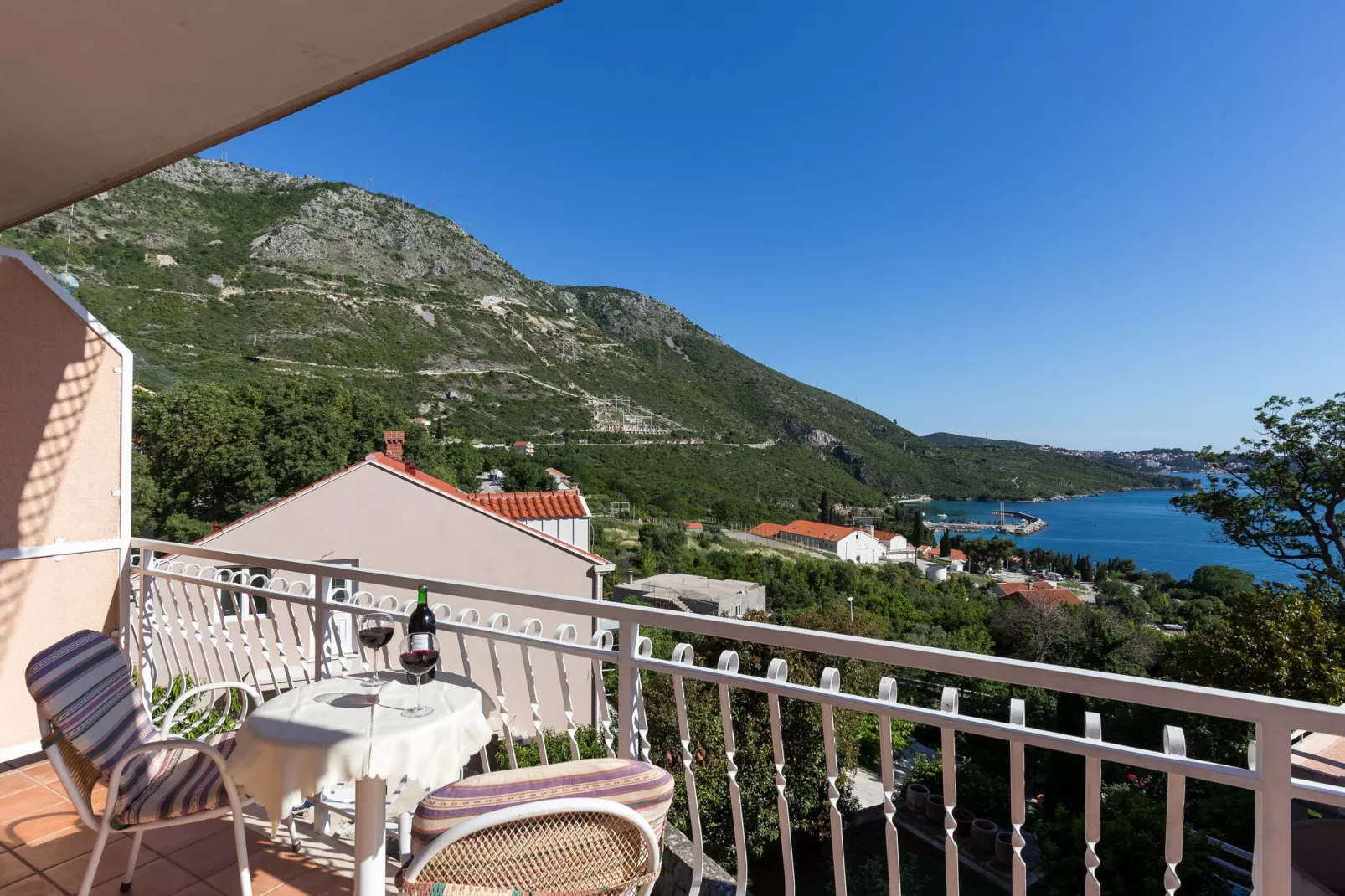 Villa Dubravka - Superior Two Bedroom Apartment with Balcony and Sea View (Apartman 6)-Terrasbalkon