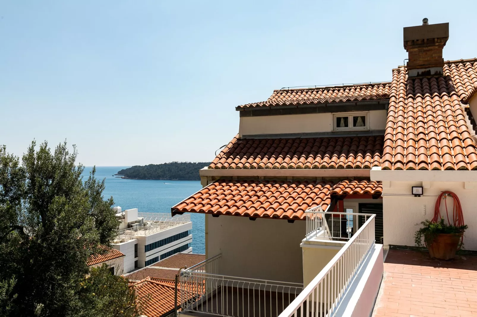 Apartment Med - Three Bedroom Apartment with Balcony and Sea View-Buitenlucht