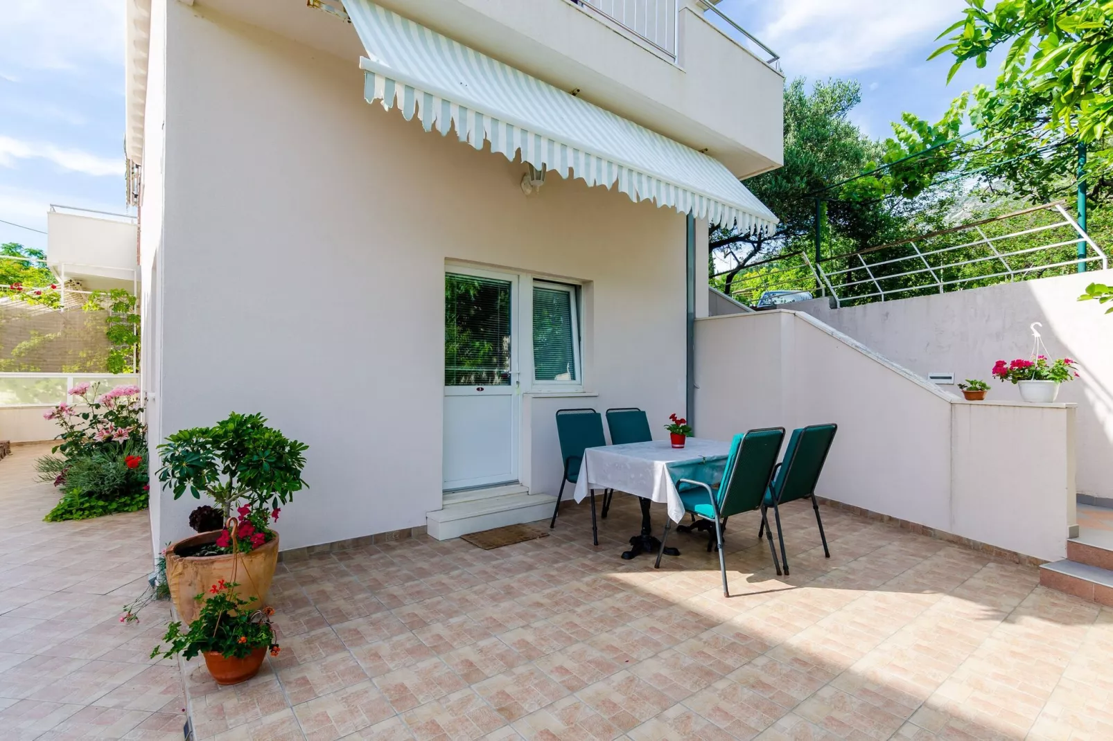 Apartments Mali Paradiso - One Bedroom Apartment with Terrace and Pool View-Terras