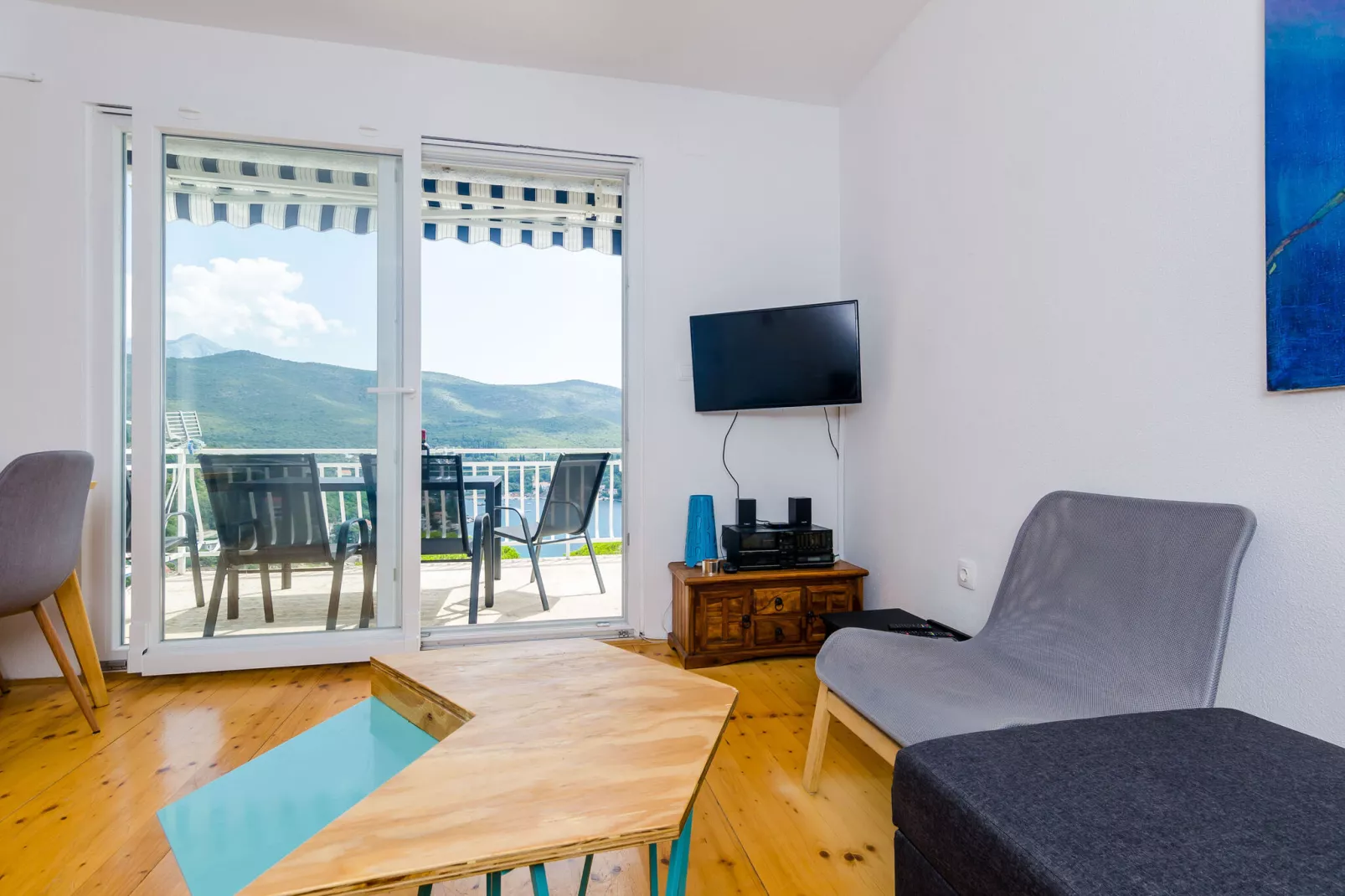 Apartment Konak - Two Bedroom Apartment with Balcony and Sea View-Woonkamer