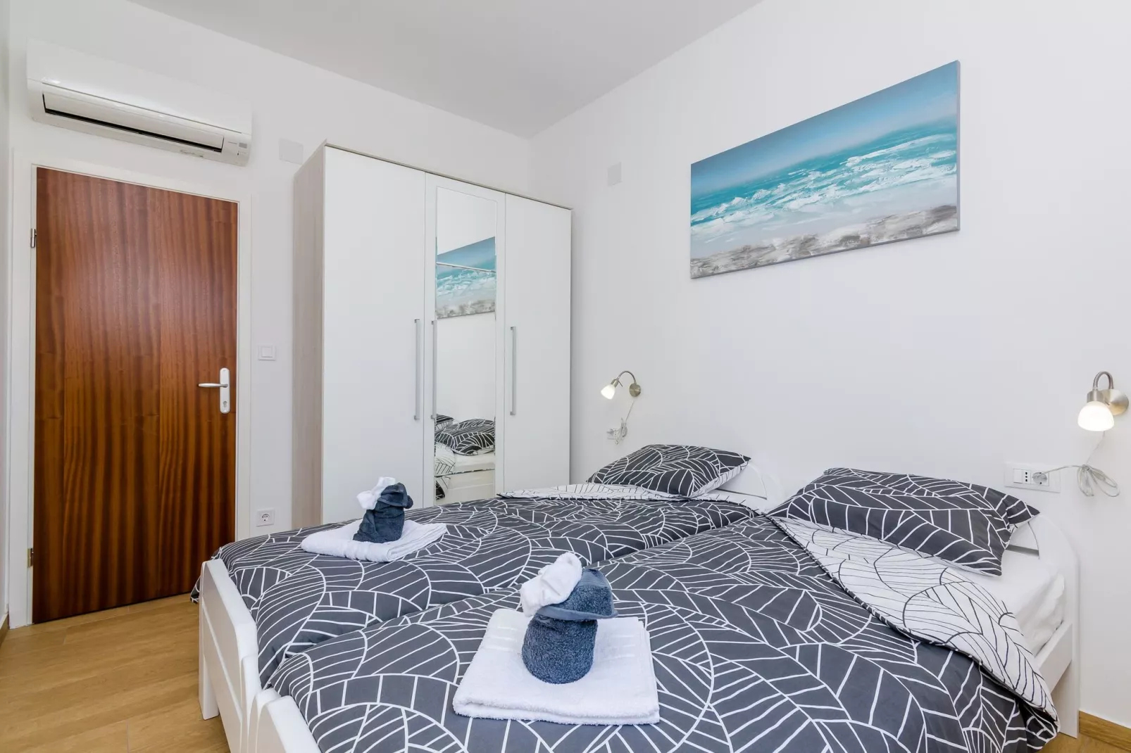 Apartments La Luna - Two Bedroom Apartment with Balcony and Sea View-Slaapkamer