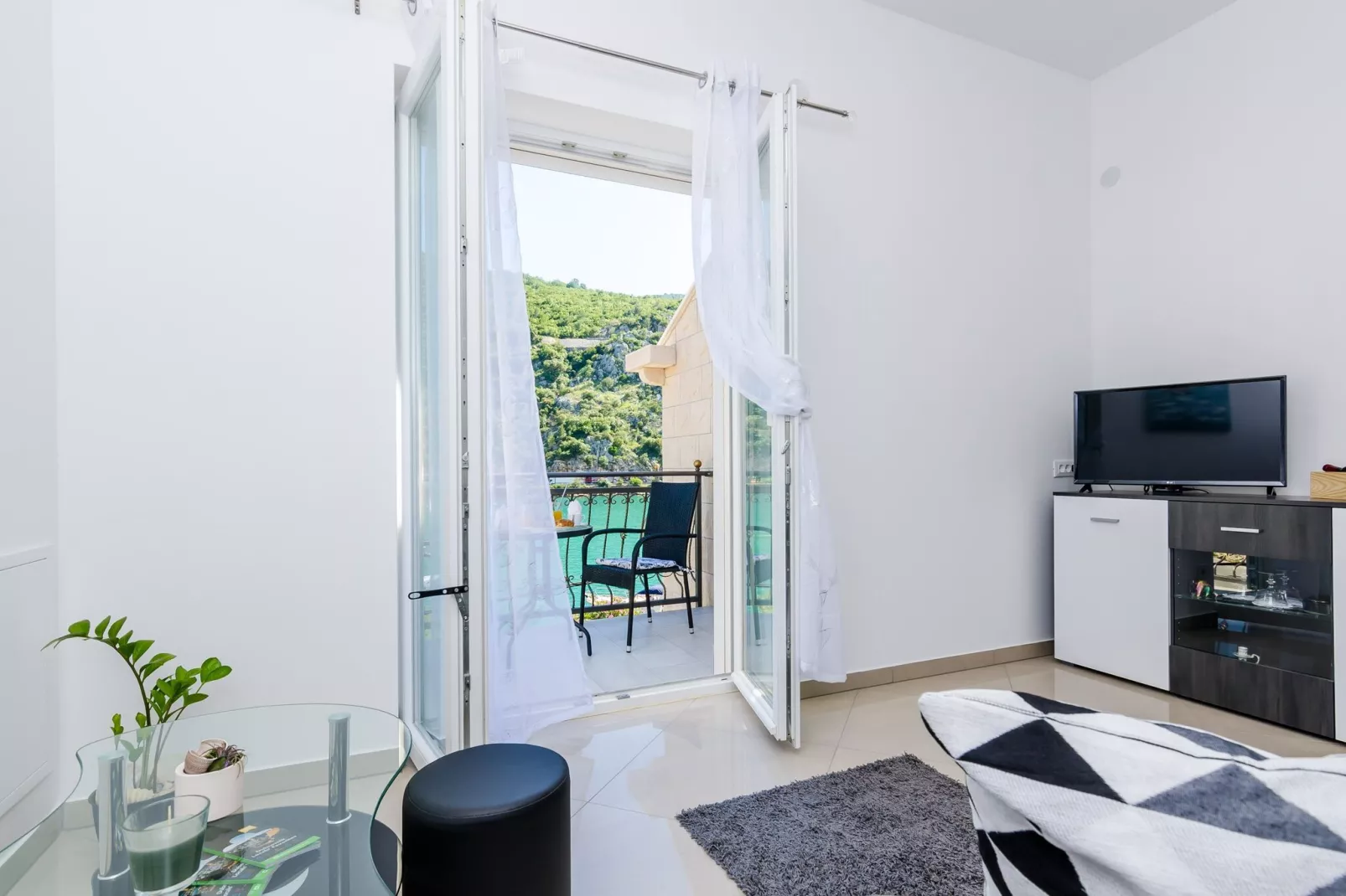 Apartments La Luna - One Bedroom Apartment with Balcony and Sea View-Woonkamer