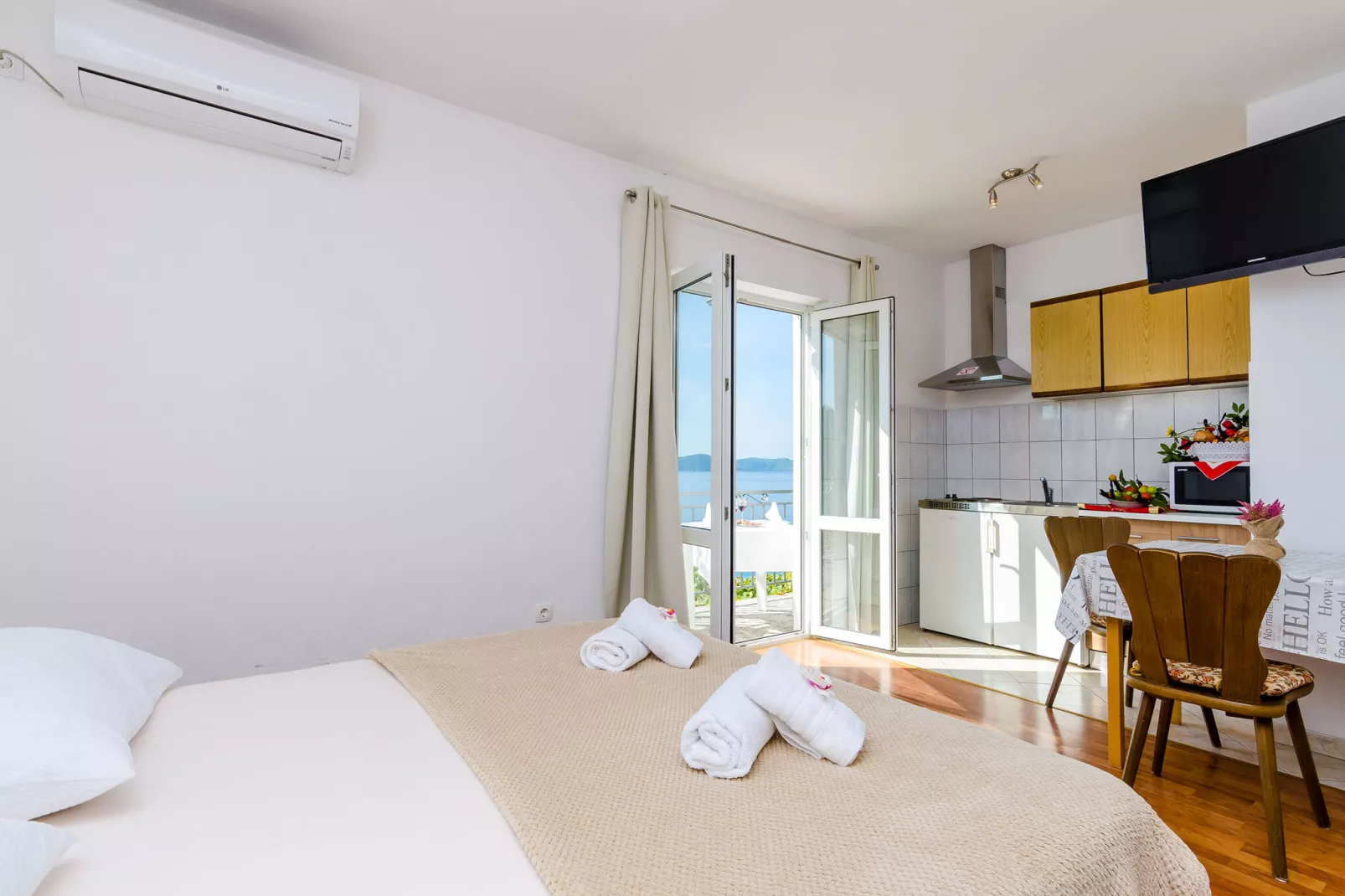 Apartments Cypress Sea Cove - Comfort Studio Apartment with Balcony and Sea View (A1)-Binnen