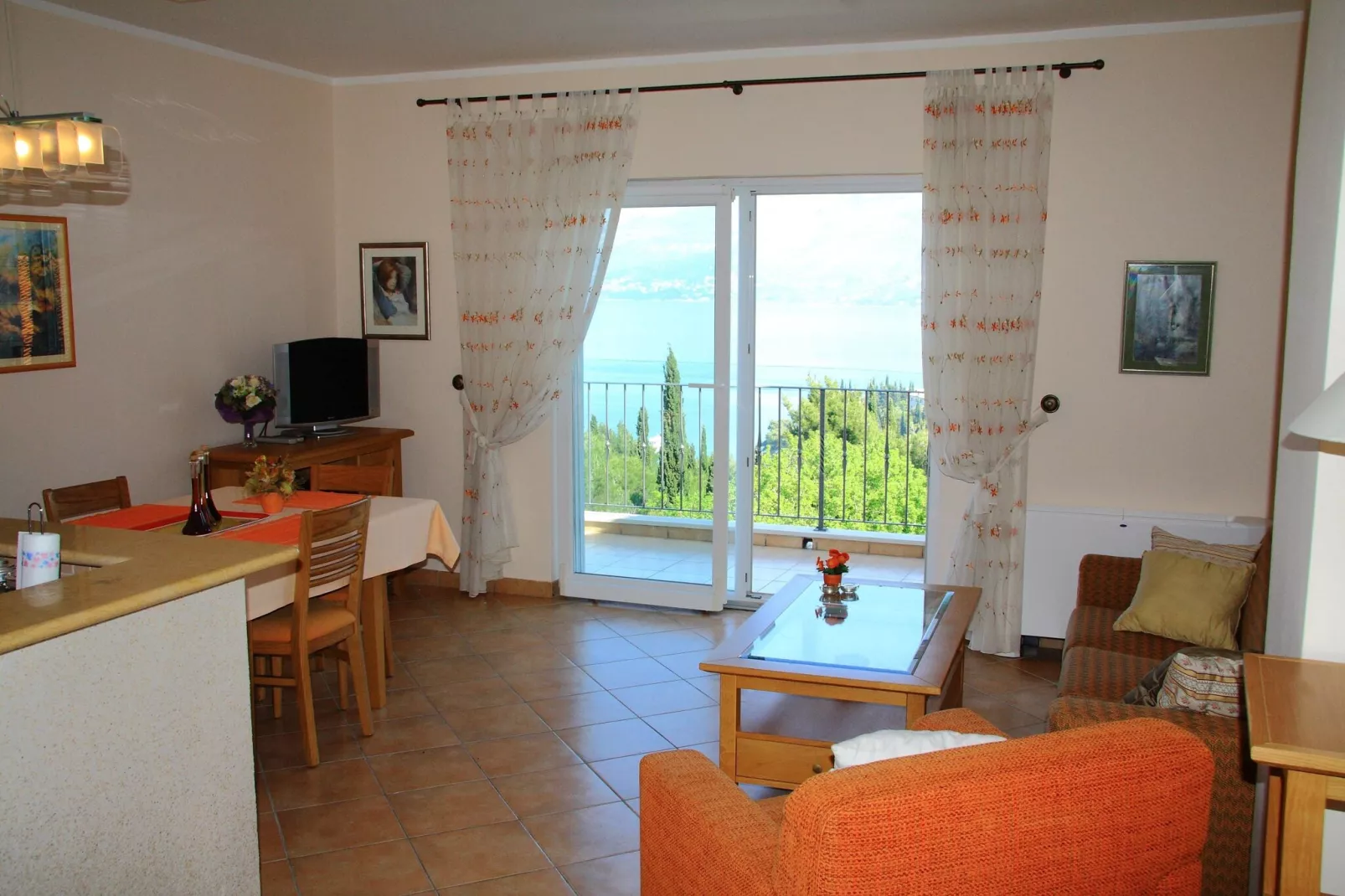 Villa Alegria Cavtat - One Bedroom Apartment with Balcony and Sea View (Apartment A)-Woonkamer