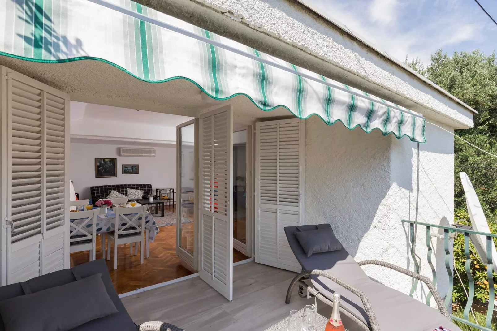 Apartment Dubo - One Bedroom Apartment with Balcony-Terras