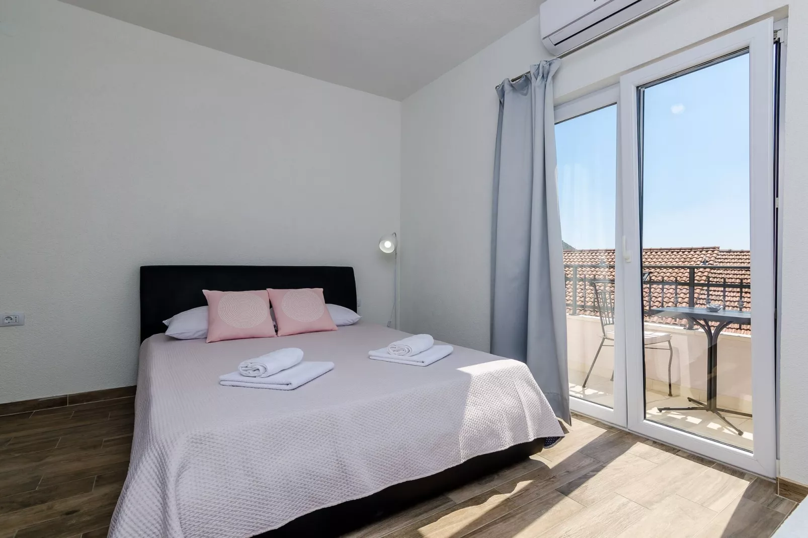 Apartments Life - Two Bedroom Apartment with Balcony and Sea View-Slaapkamer