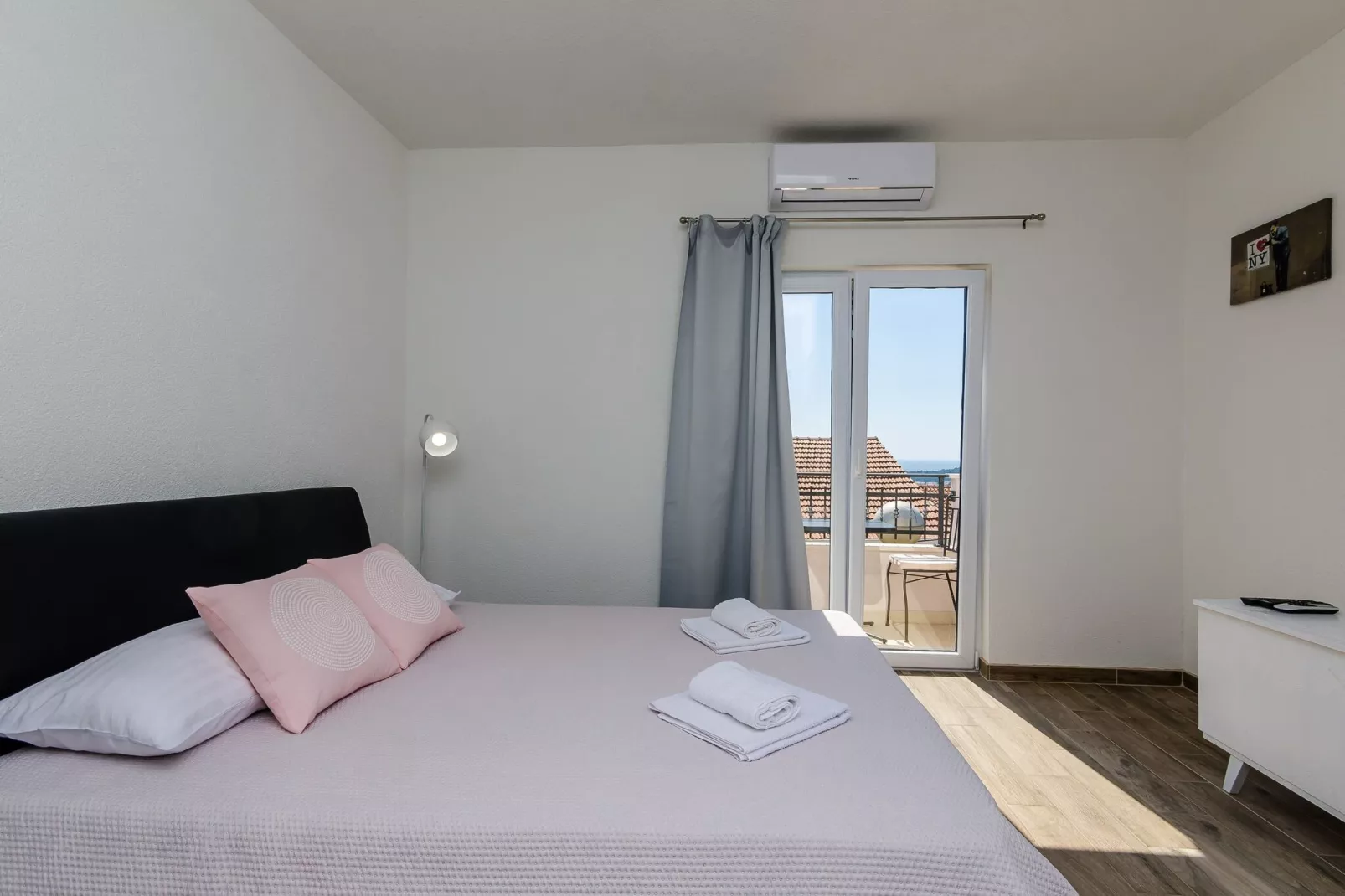 Apartments Life - Two Bedroom Apartment with Balcony and Sea View-Slaapkamer