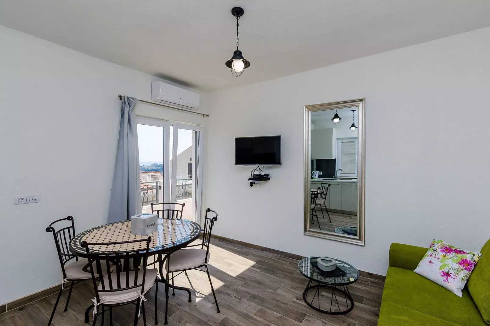 Apartments Life - One Bedroom Apartment with Balcony and Sea View-Woonkamer