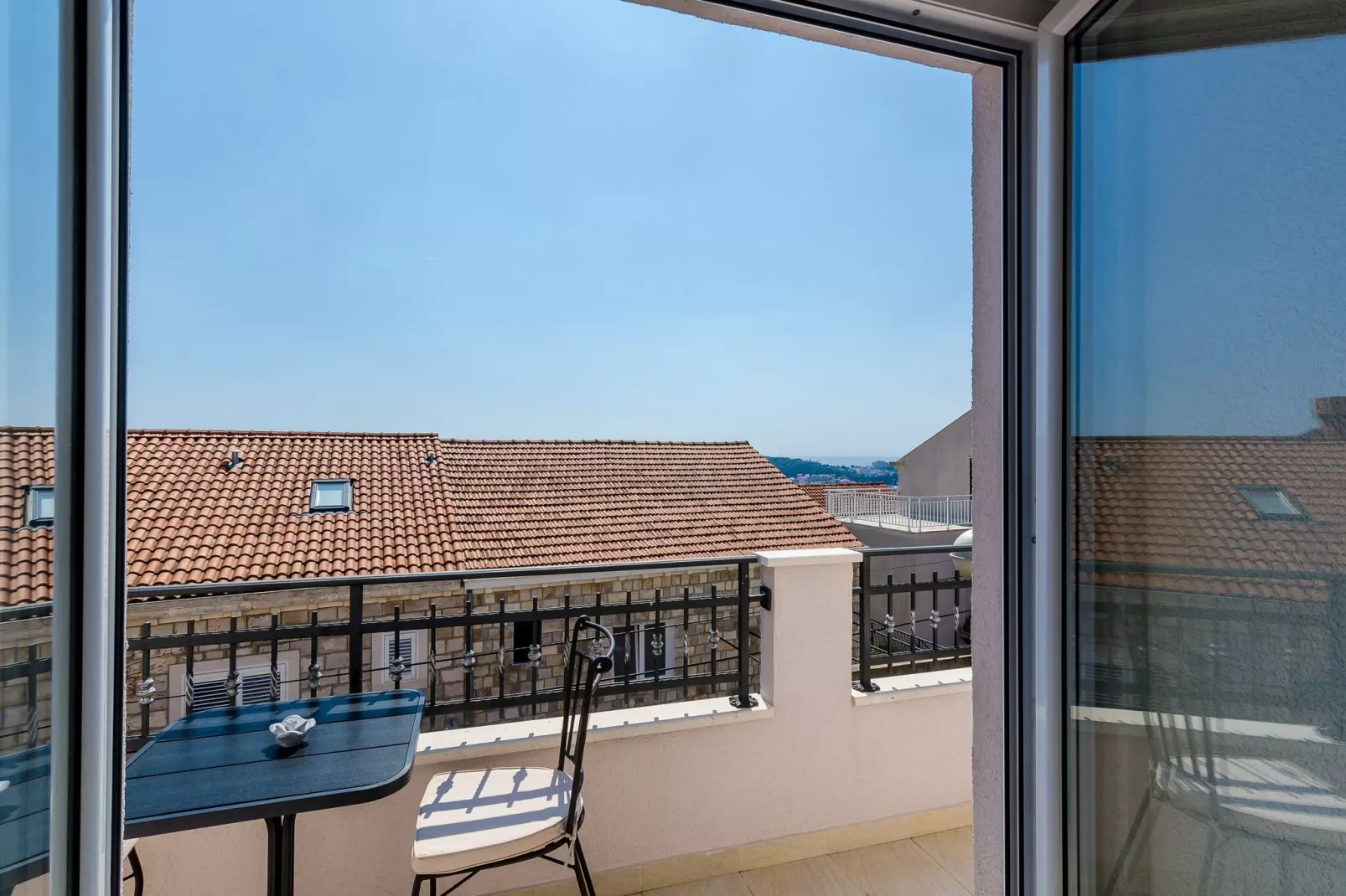 Apartments Life - One Bedroom Apartment with Balcony and Sea View-Terrasbalkon