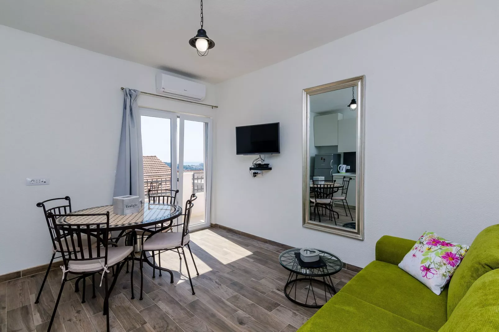 Apartments Life - One Bedroom Apartment with Balcony and Sea View-Binnen