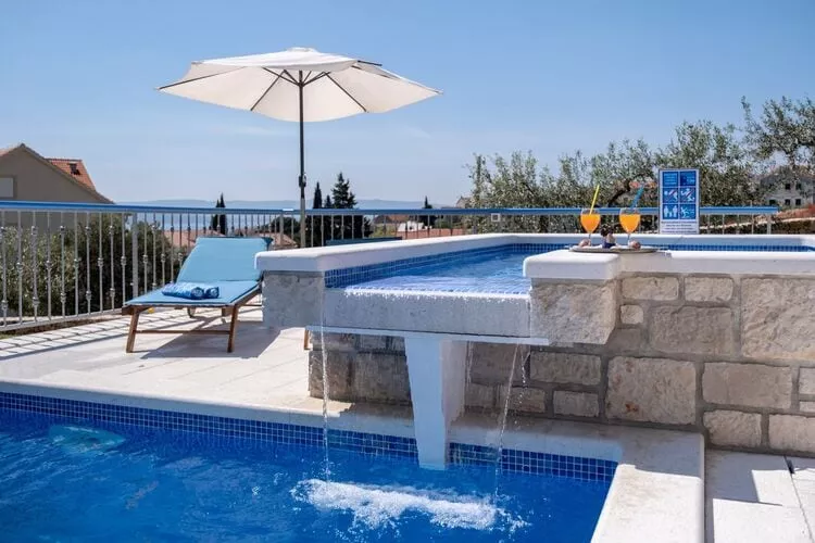 Villa Blue Sky - Three Bedroom Villa with Pool