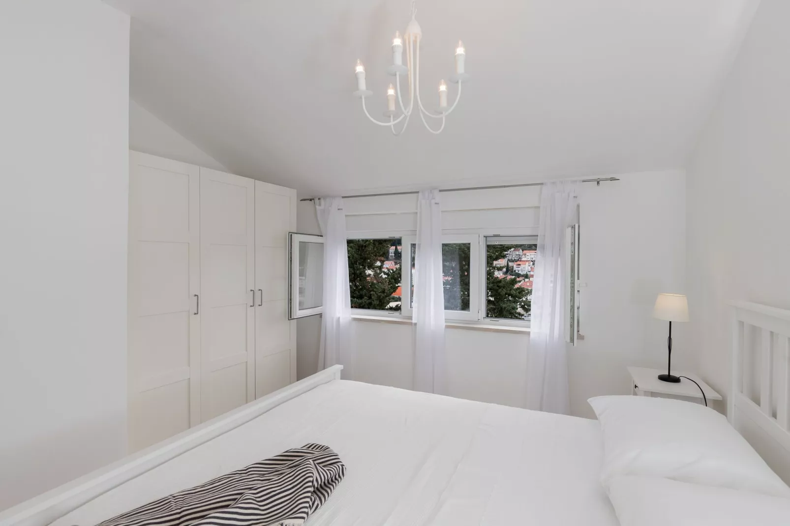 Cozy Dubrovnik Apartment - One-Bedroom Apartment with Sea View-Slaapkamer