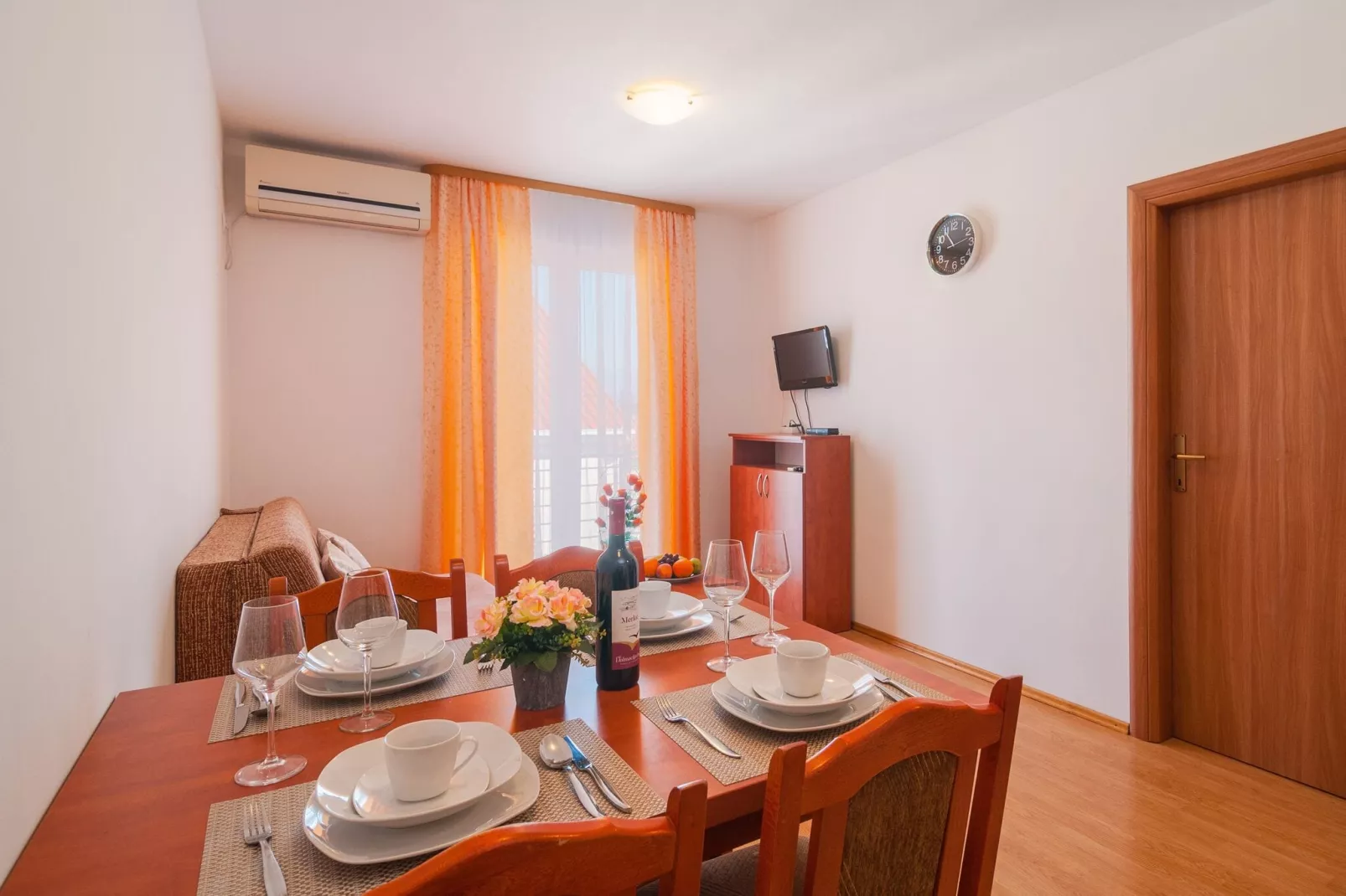 Apartments Island Beat - One Bedroom Apartment with Balcony and Sea View (A1) (ST)-Eetkamer