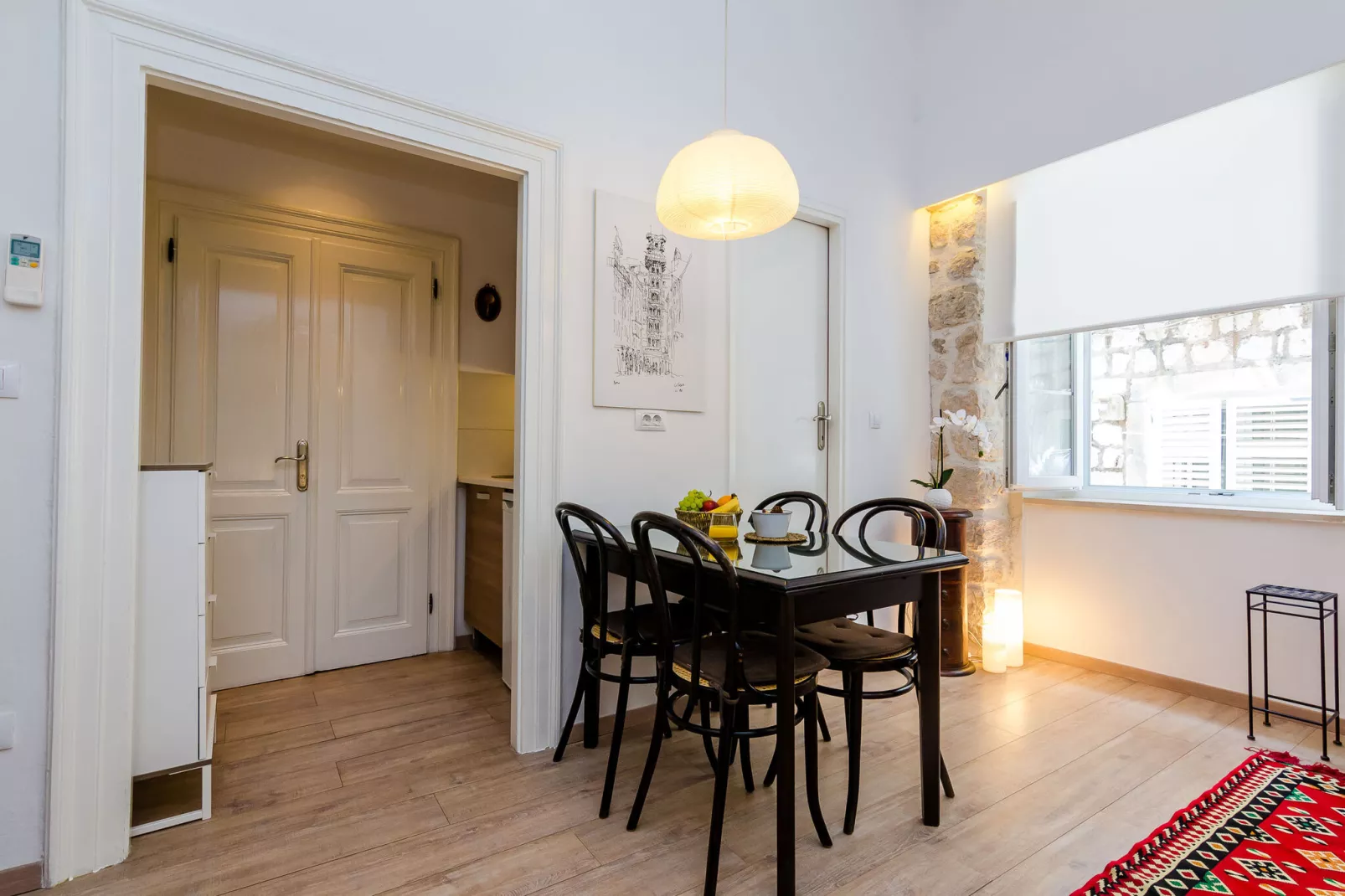 Midtown Apartments - Studio Apartment with Street view-Eetkamer