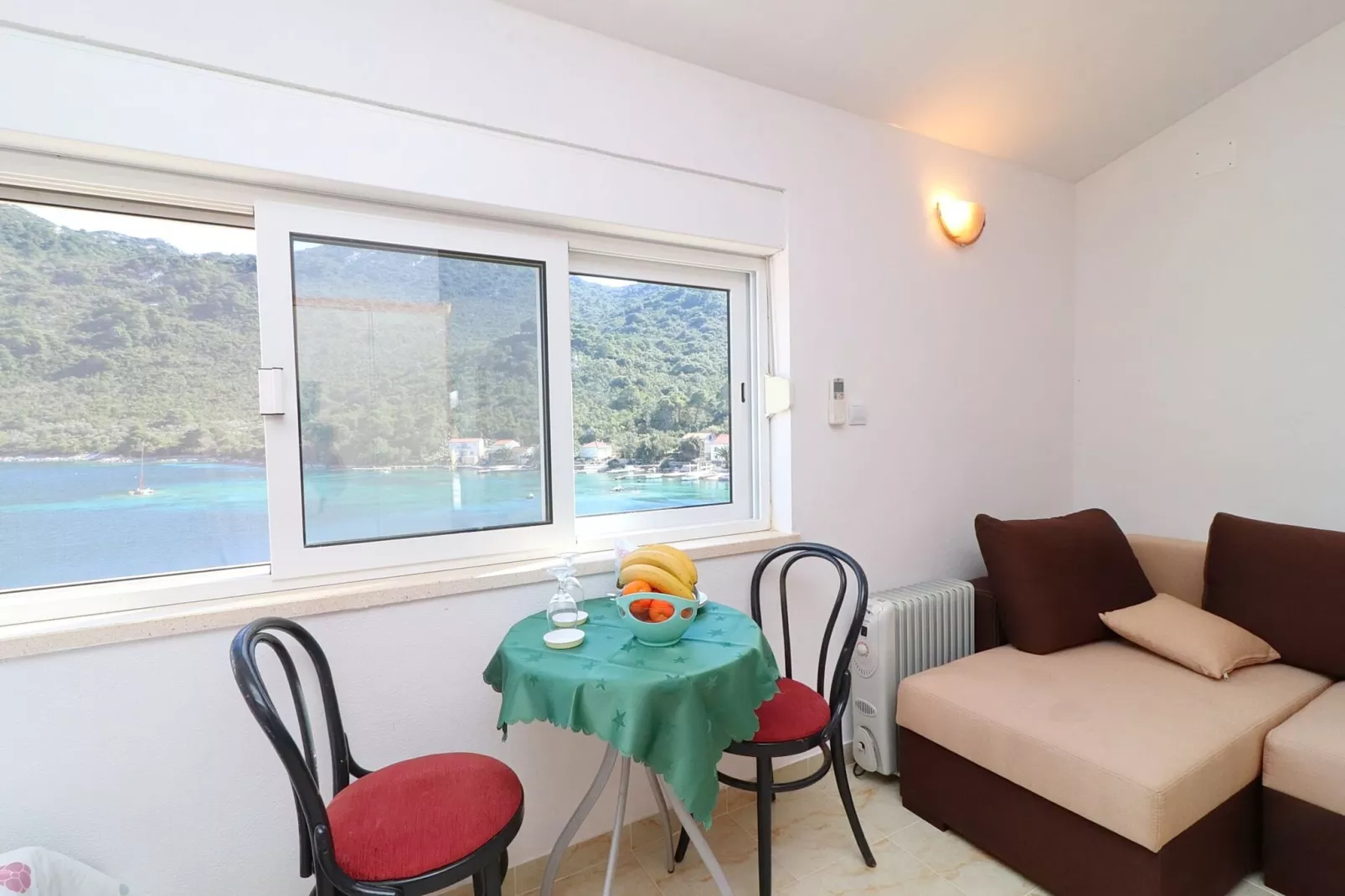 Apartments Belin Mljet - Studio Apartment with Terrace and Sea View-Eetkamer