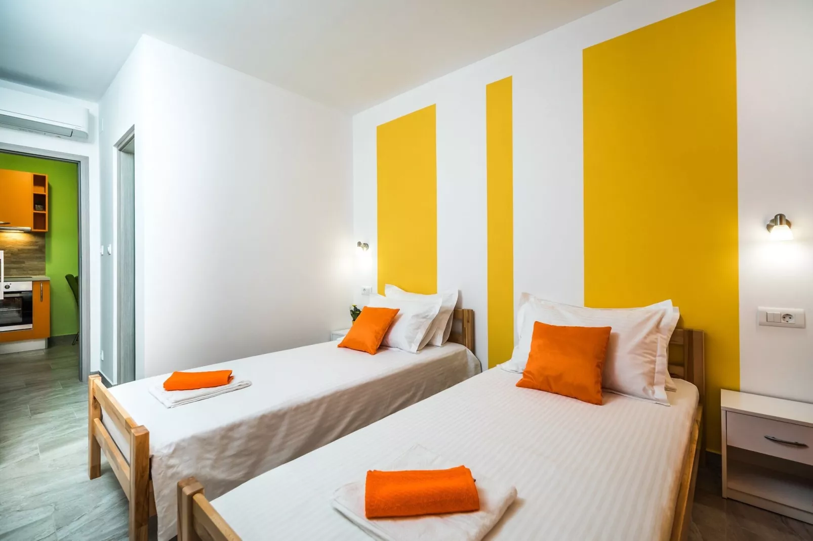 Apartments Sunshine Home - Twin Room ( Yellow )-Slaapkamer