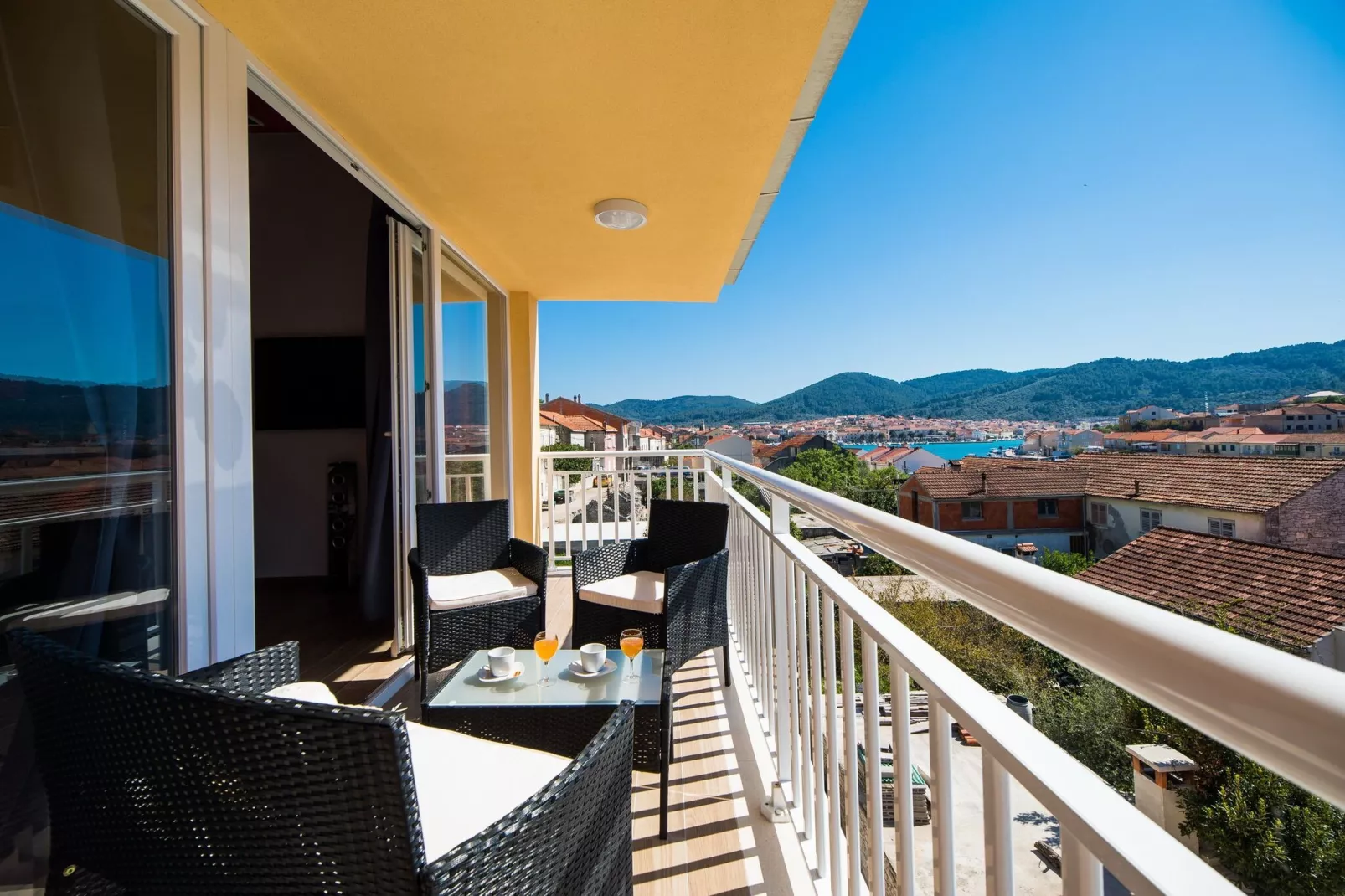 Apartments Sunshine Home - Two Bedroom Apartment with Balcony and Sea View