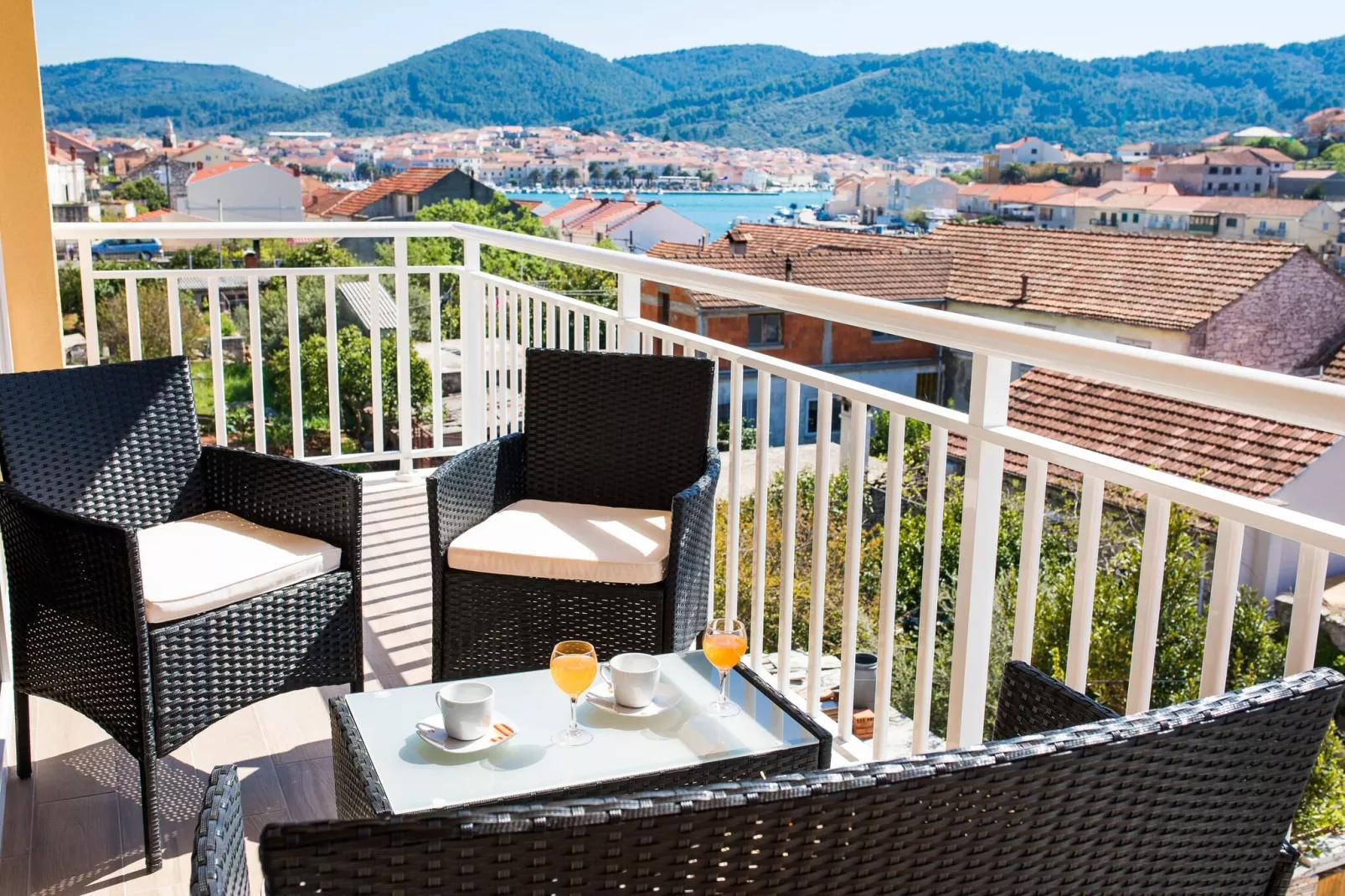 Apartments Sunshine Home - Two Bedroom Apartment with Balcony and Sea View-Terrasbalkon