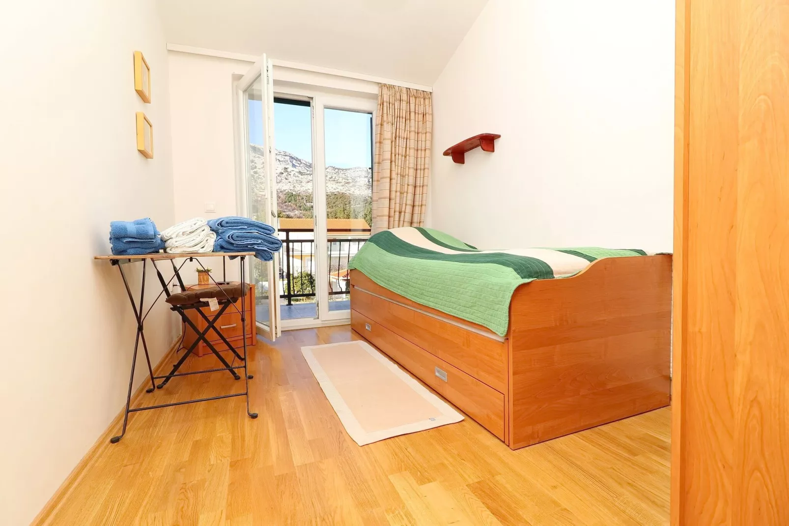 Apartments Trstenica-Standard Two Bedroom Apartment with Balcony and Sea View ( H )-Slaapkamer