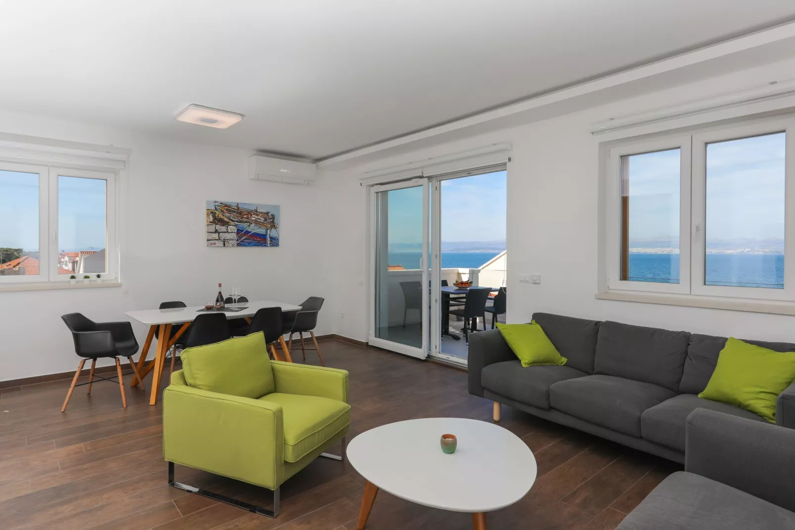 Apartment M&J - Comfort Two Bedroom Apartment with Terrace and Sea View (Škaro)-Woonkamer