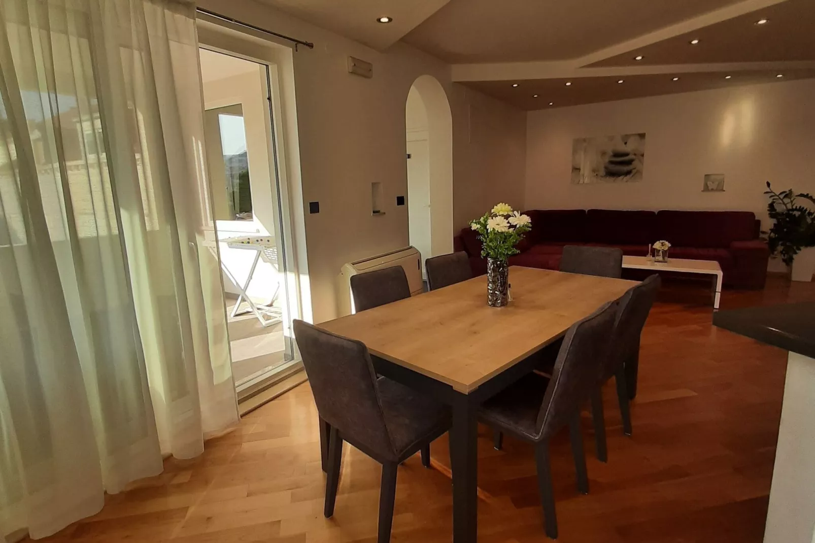 Apartment The Big Chill - Three Bedroom Apartment with Terrace, Balcony and Jacuzzi-Eetkamer