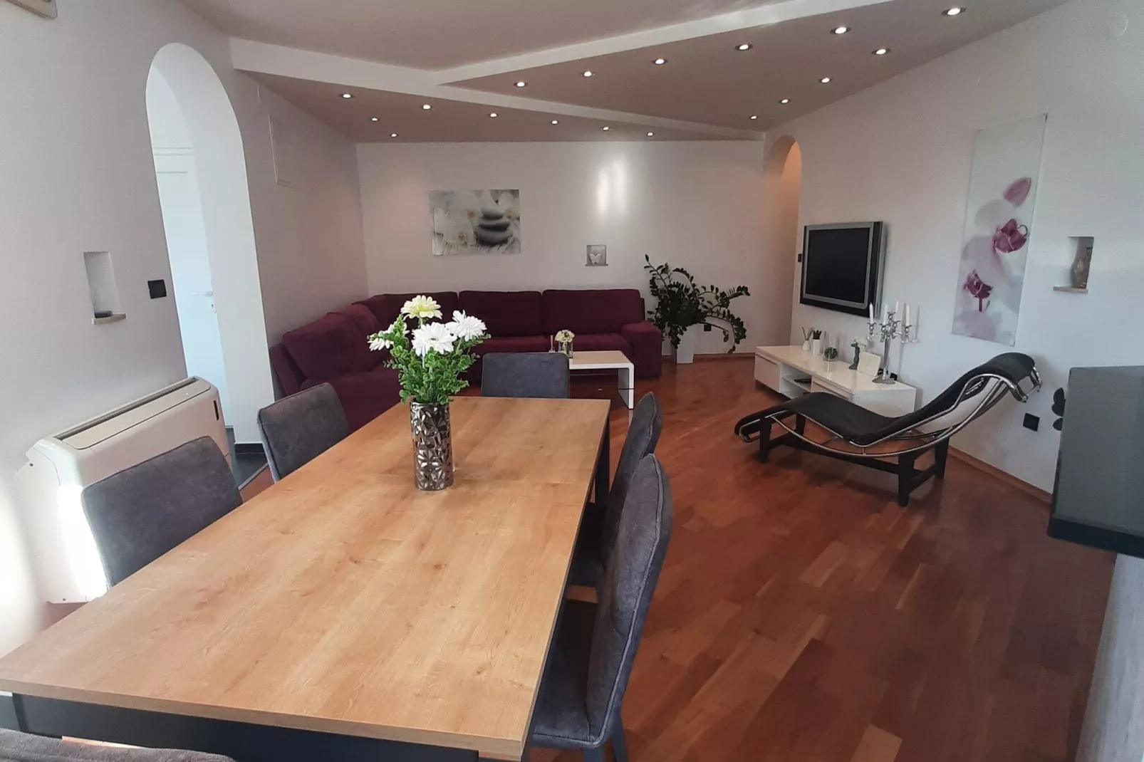 Apartment The Big Chill - Three Bedroom Apartment with Terrace, Balcony and Jacuzzi-Eetkamer