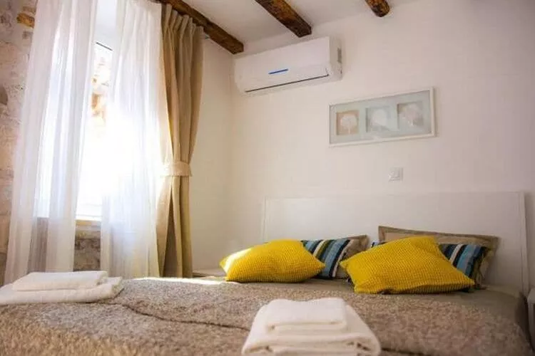 Guesthouse Two Friends Dubrovnik Palace- Comfort Double Room with Balcony (Second floor)-Slaapkamer