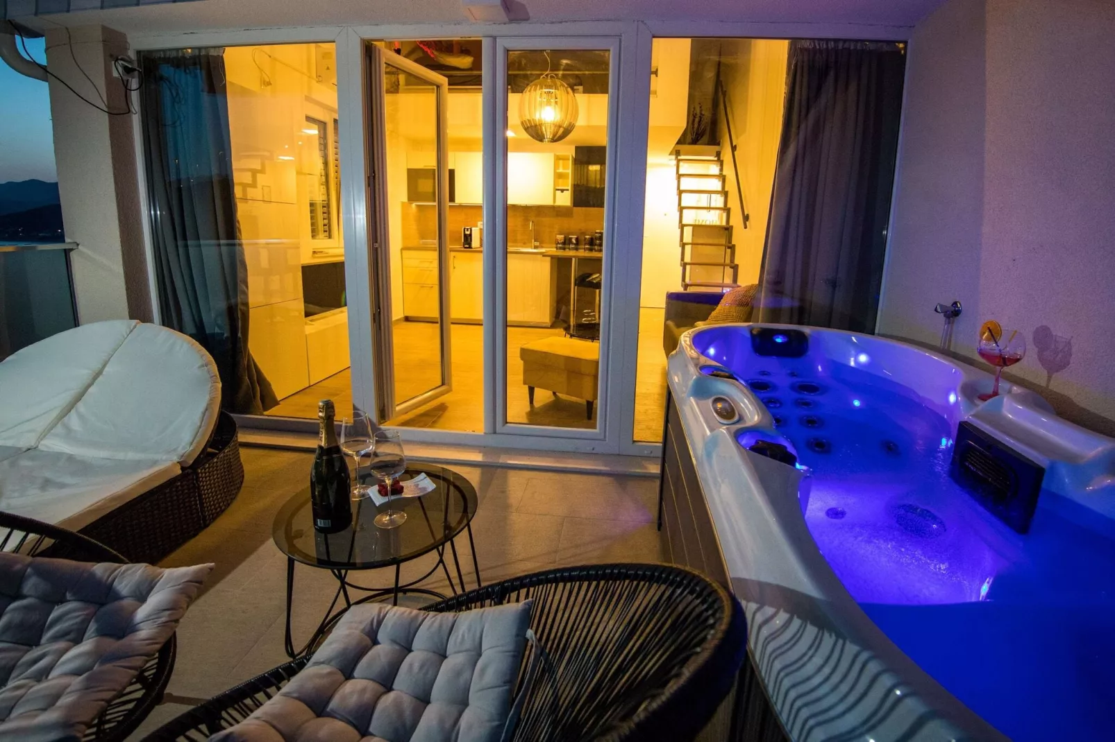 Apartment Velvet - Studio Apartment with Hot Tub-Terras