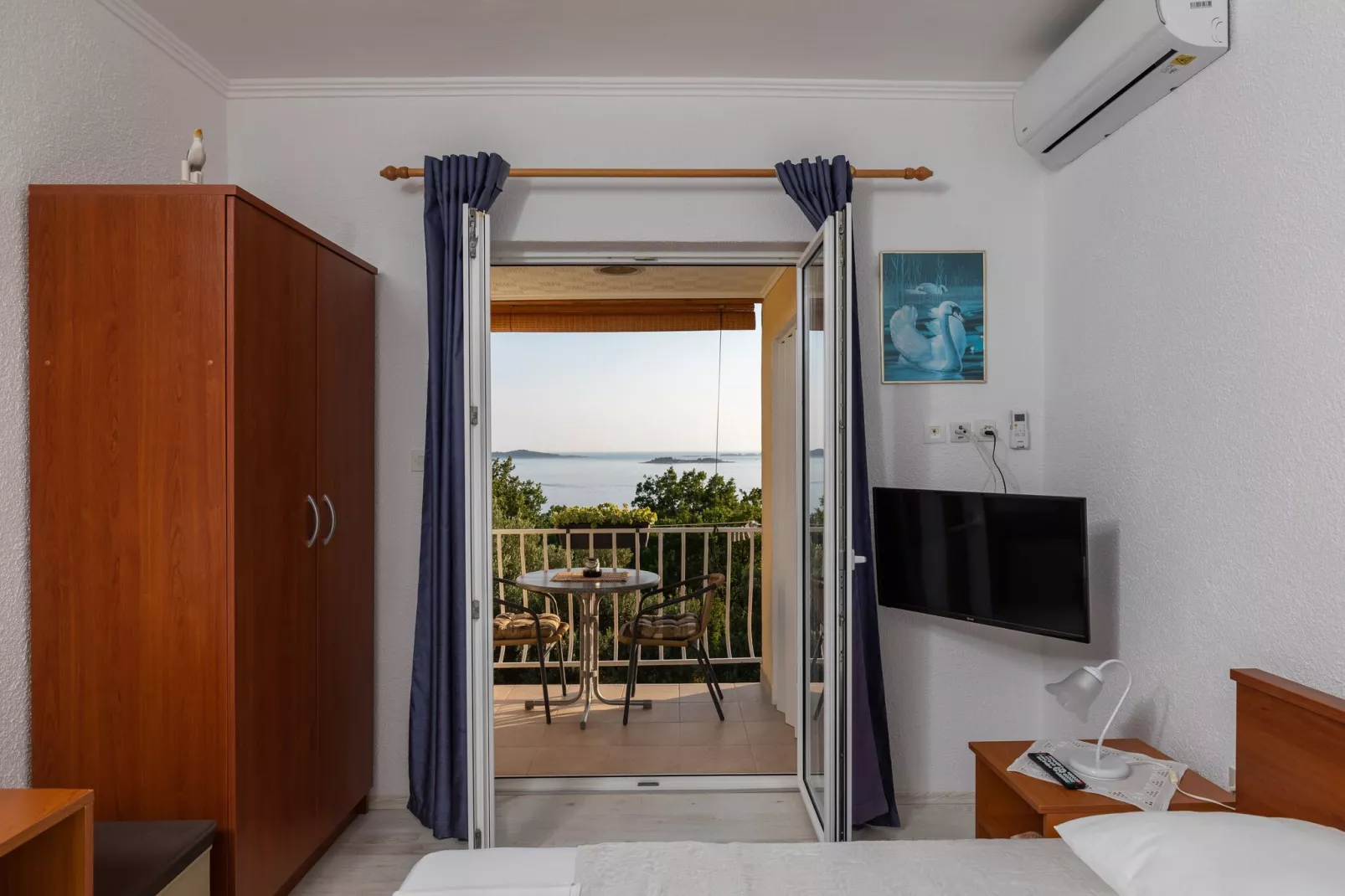 Apartments Belenum - One-Bedroom Apartment with Balcony and Sea View (no.3)-Slaapkamer