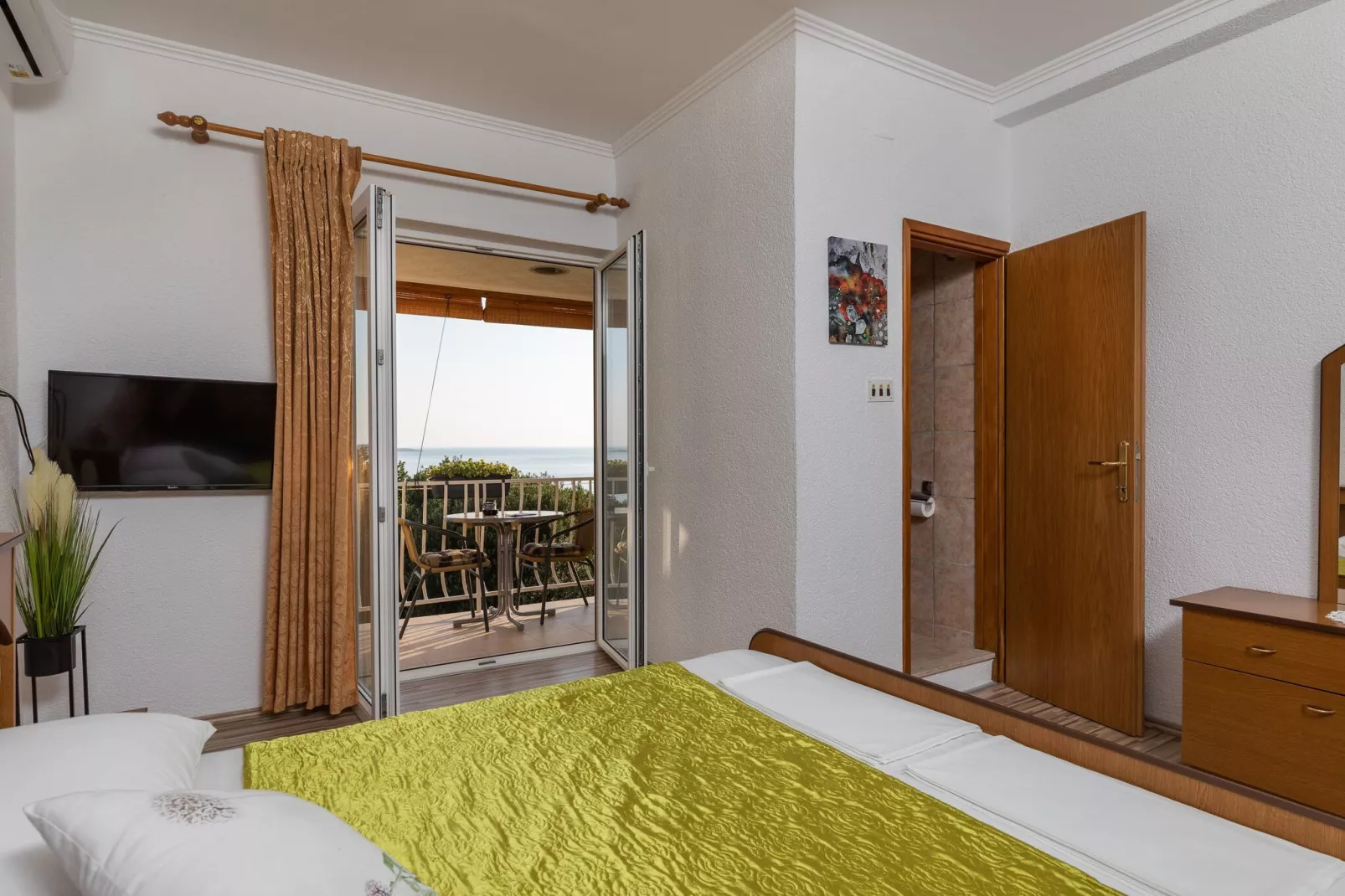 Apartments Belenum - Comfort Double Room with Balcony and Sea View (no.1)-Slaapkamer