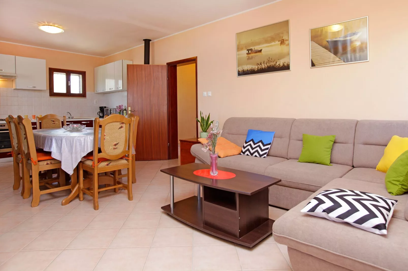 Olive's Garden House - Three Bedroom Holiday Home with Terrace and Sea View-Woonkamer