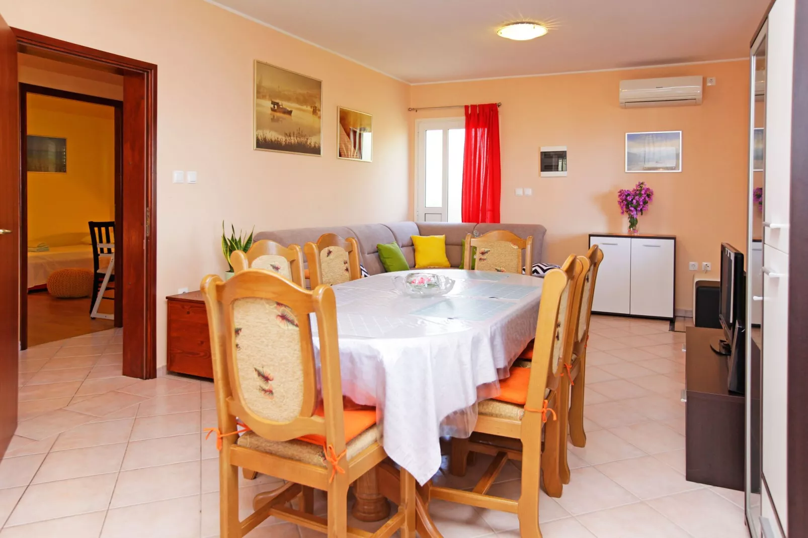 Olive's Garden House - Three Bedroom Holiday Home with Terrace and Sea View-Eetkamer