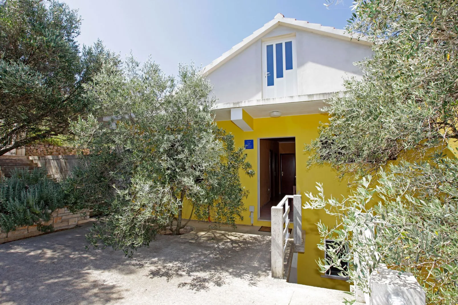 Olive's Garden House - Three Bedroom Holiday Home with Terrace and Sea View-Buitenlucht