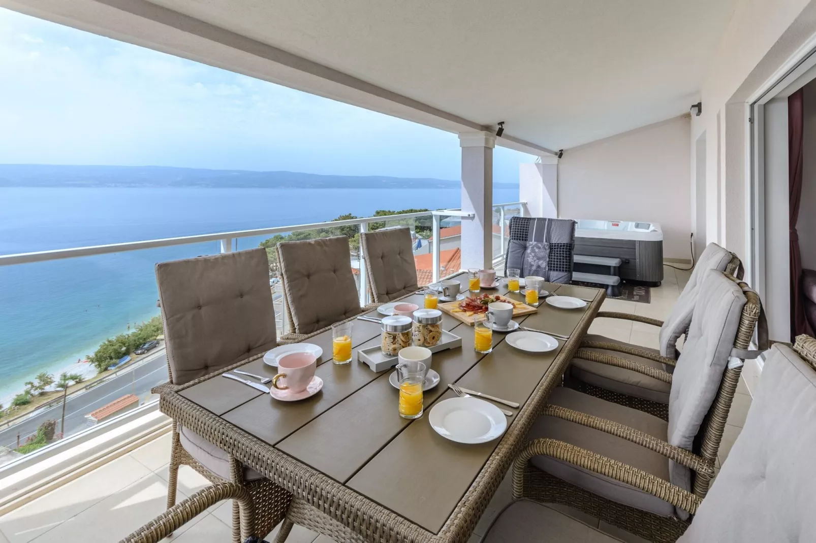 Apartments Hope (Dugi Rat) - Three-Bedroom Apartment with Jacuzzi and Terrace with Sea View-Terrasbalkon