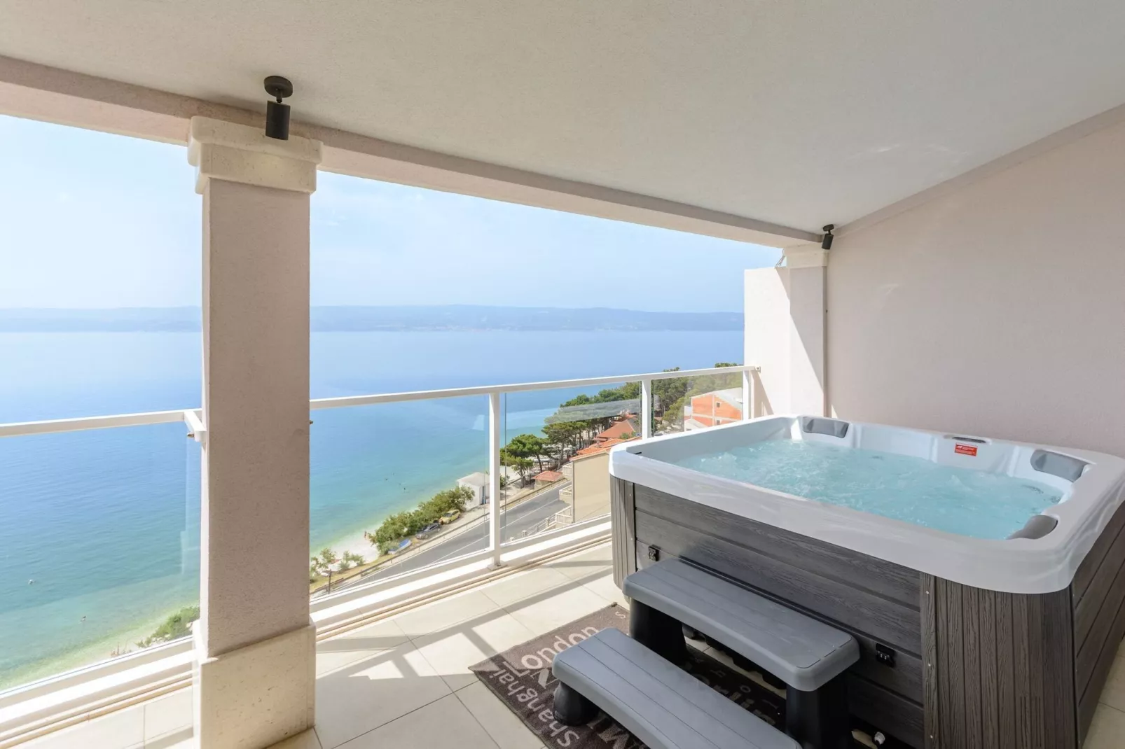 Apartments Hope (Dugi Rat) - Three-Bedroom Apartment with Jacuzzi and Terrace with Sea View-Spa