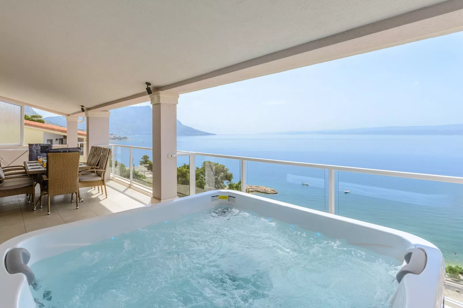 Apartments Hope (Dugi Rat) - Three-Bedroom Apartment with Jacuzzi and Terrace with Sea View-Spa