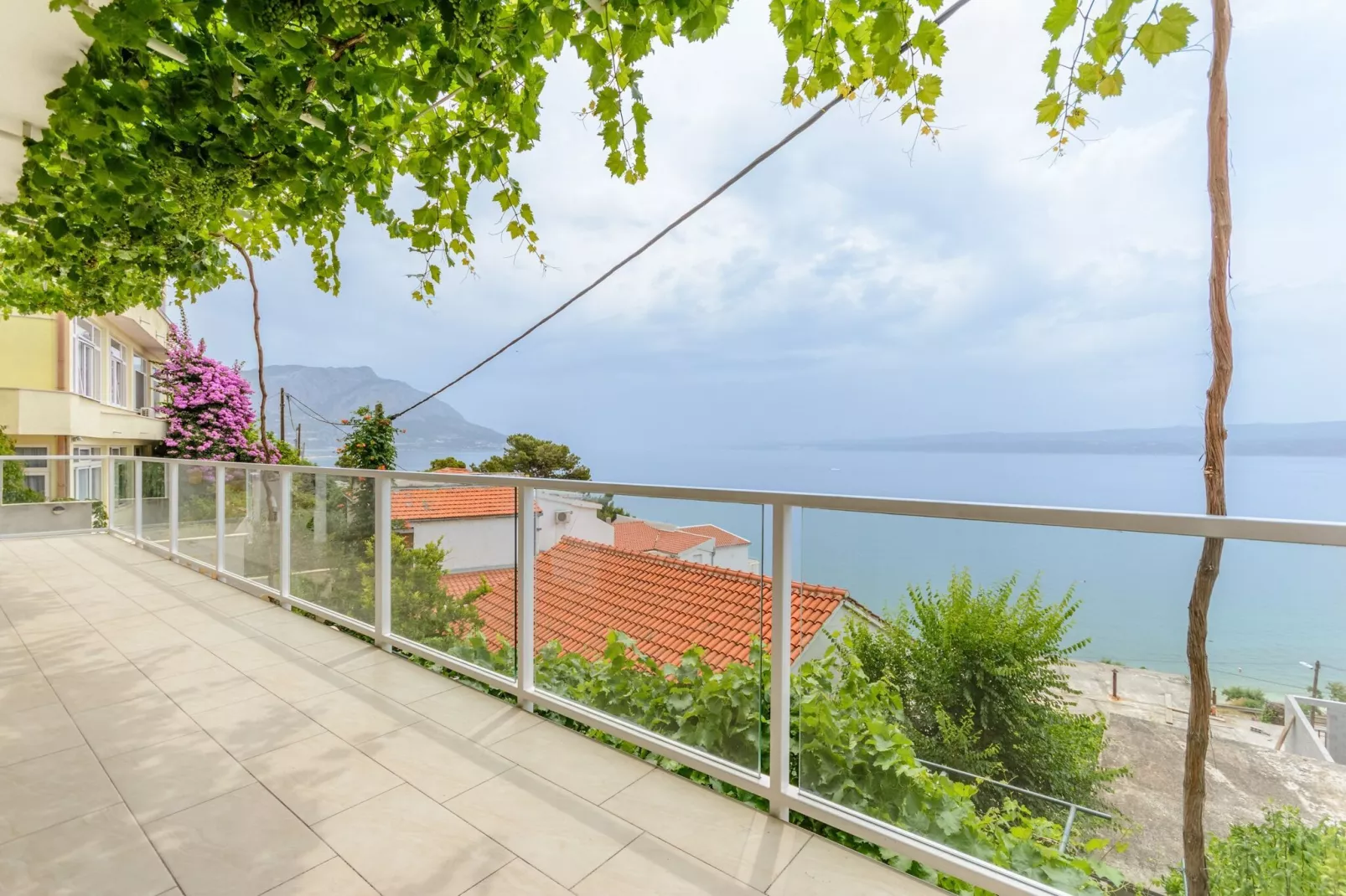 Apartments Hope (Dugi Rat) - Comfort OneBedroom Apartment with Terrace and Sea View (A1)-Terras