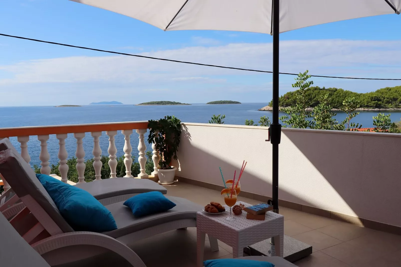 Holiday Home Adriatic View-Five Bedroom Holiday Home with Pool and Sea View