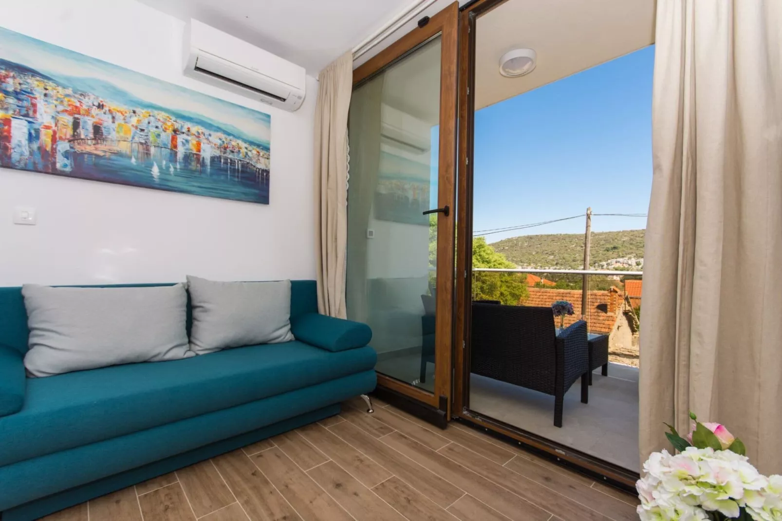 Villa LA - Comfort One-Bedroom Apartment with Terrace and Sea View-Woonkamer