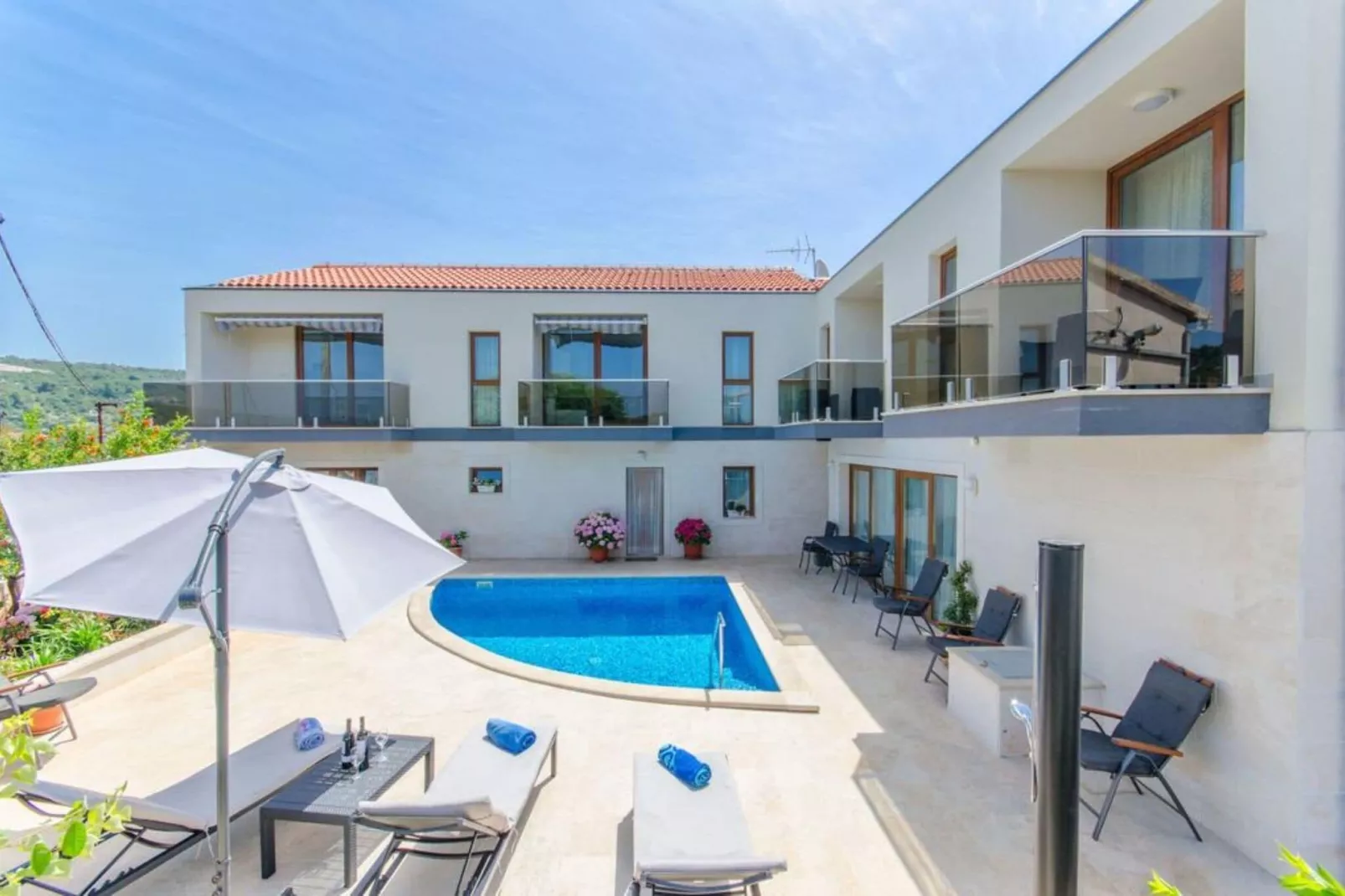 Villa LA-Two Bedroom Apartment with Terrace-Zwembad