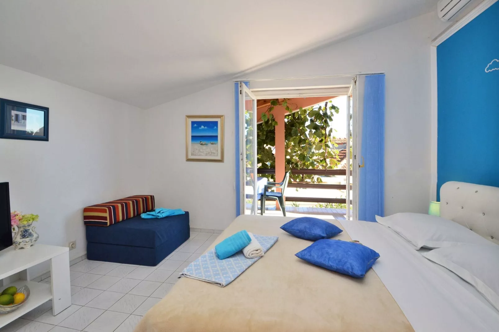 LaidBack Apartments - Standard One Bedroom Apartment with Balcony and Sea View (Azur)-Slaapkamer