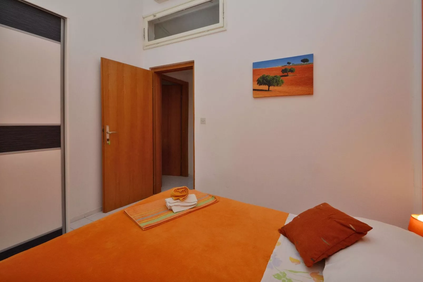 LaidBack Apartments - Comfort One Bedroom Apartment with Balcony and Sea View (Orange)-Slaapkamer