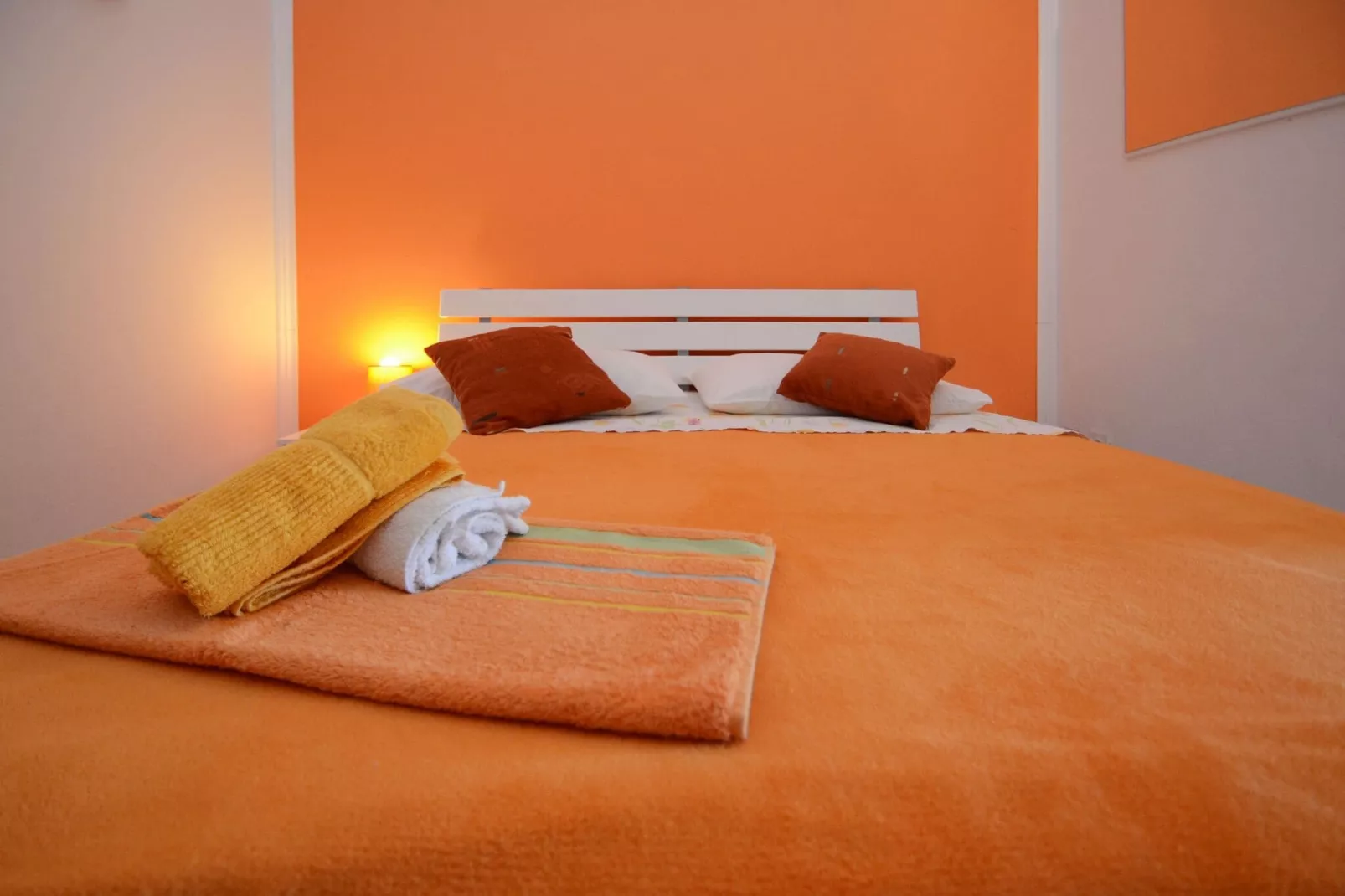 LaidBack Apartments - Comfort One Bedroom Apartment with Balcony and Sea View (Orange)-Slaapkamer