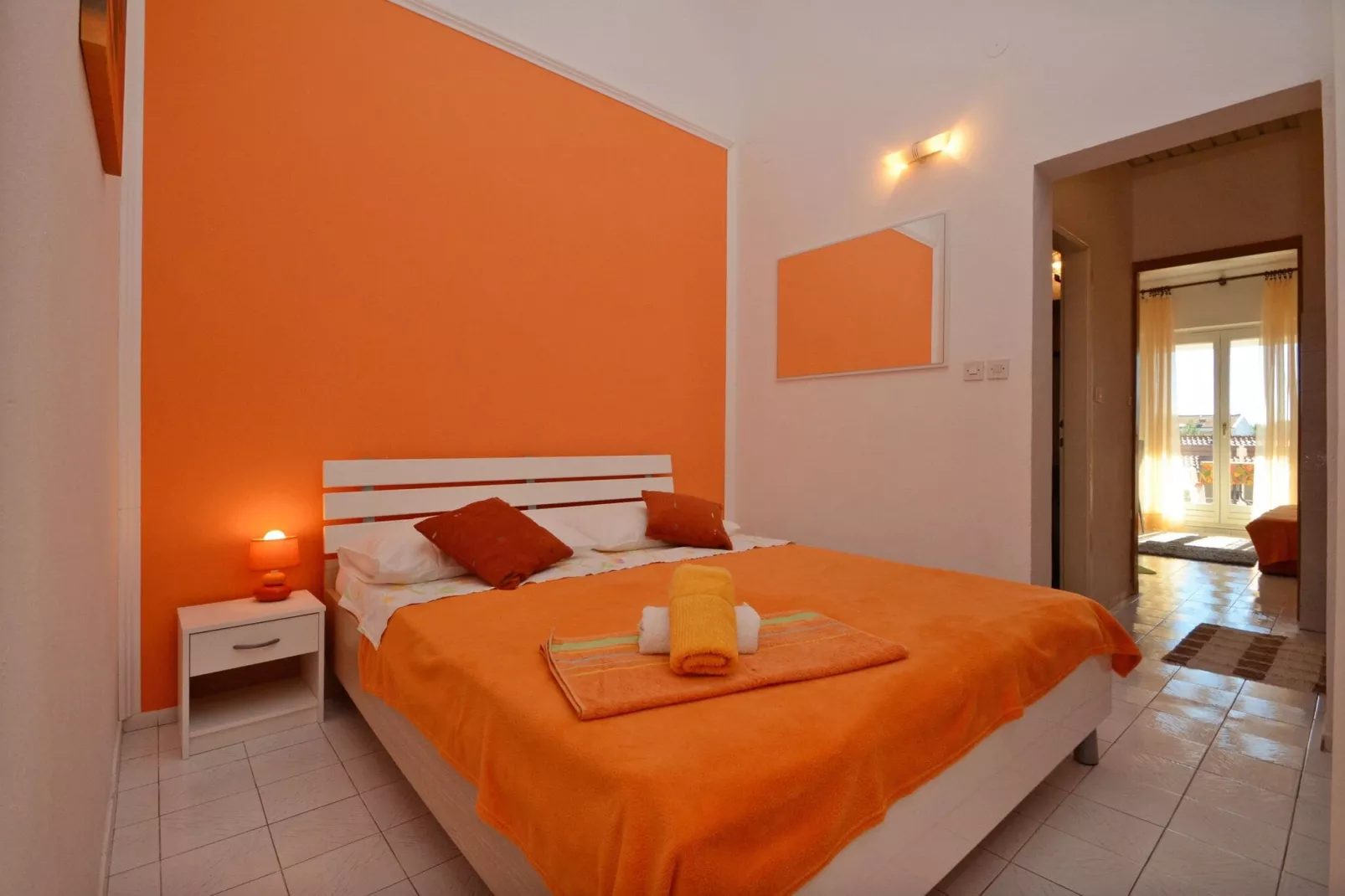 LaidBack Apartments - Comfort One Bedroom Apartment with Balcony and Sea View (Orange)-Slaapkamer