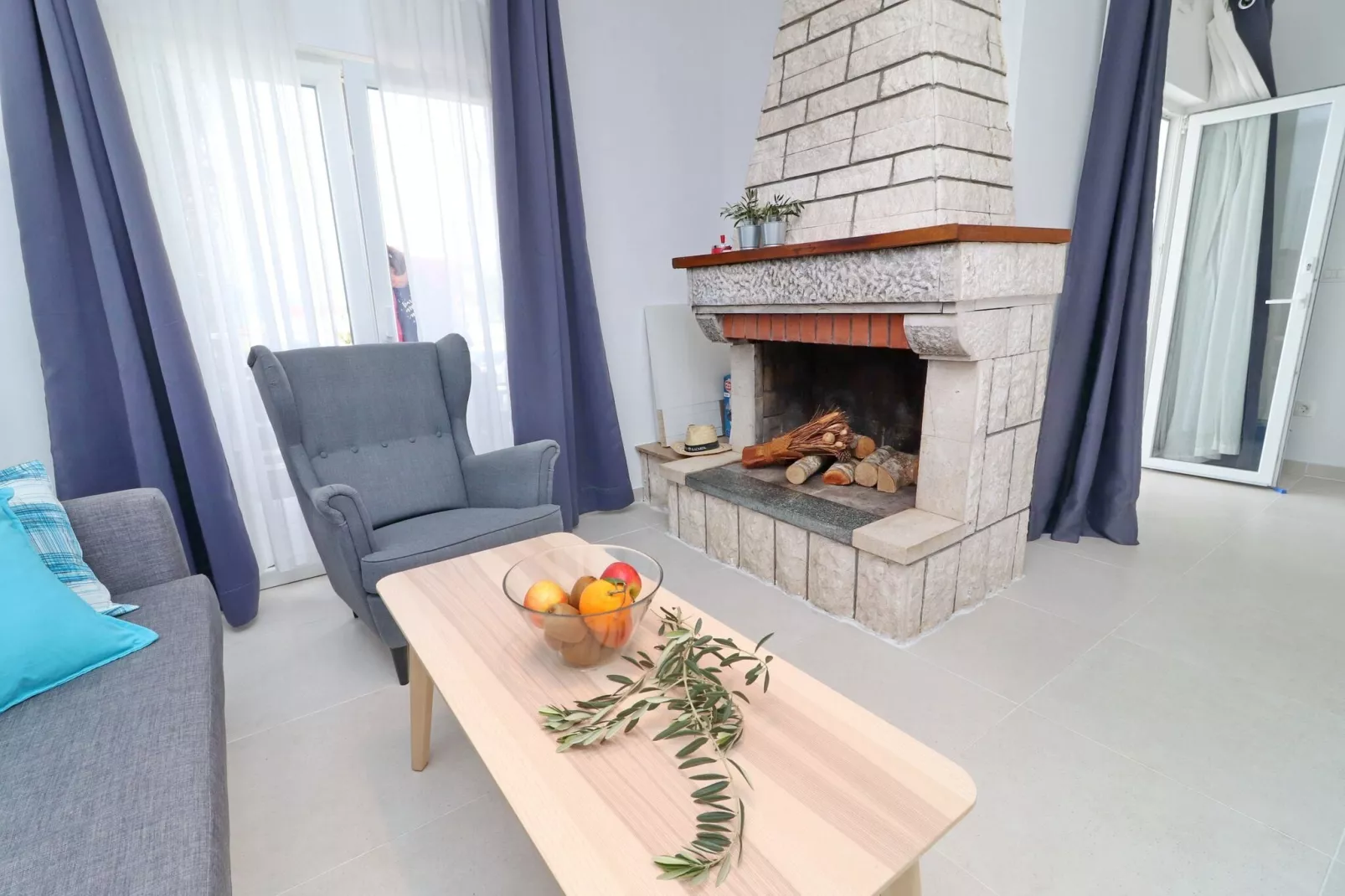 Holiday Home Rosemary-Three Bedroom Holiday Home with Terrace and Partial Sea View-Woonkamer