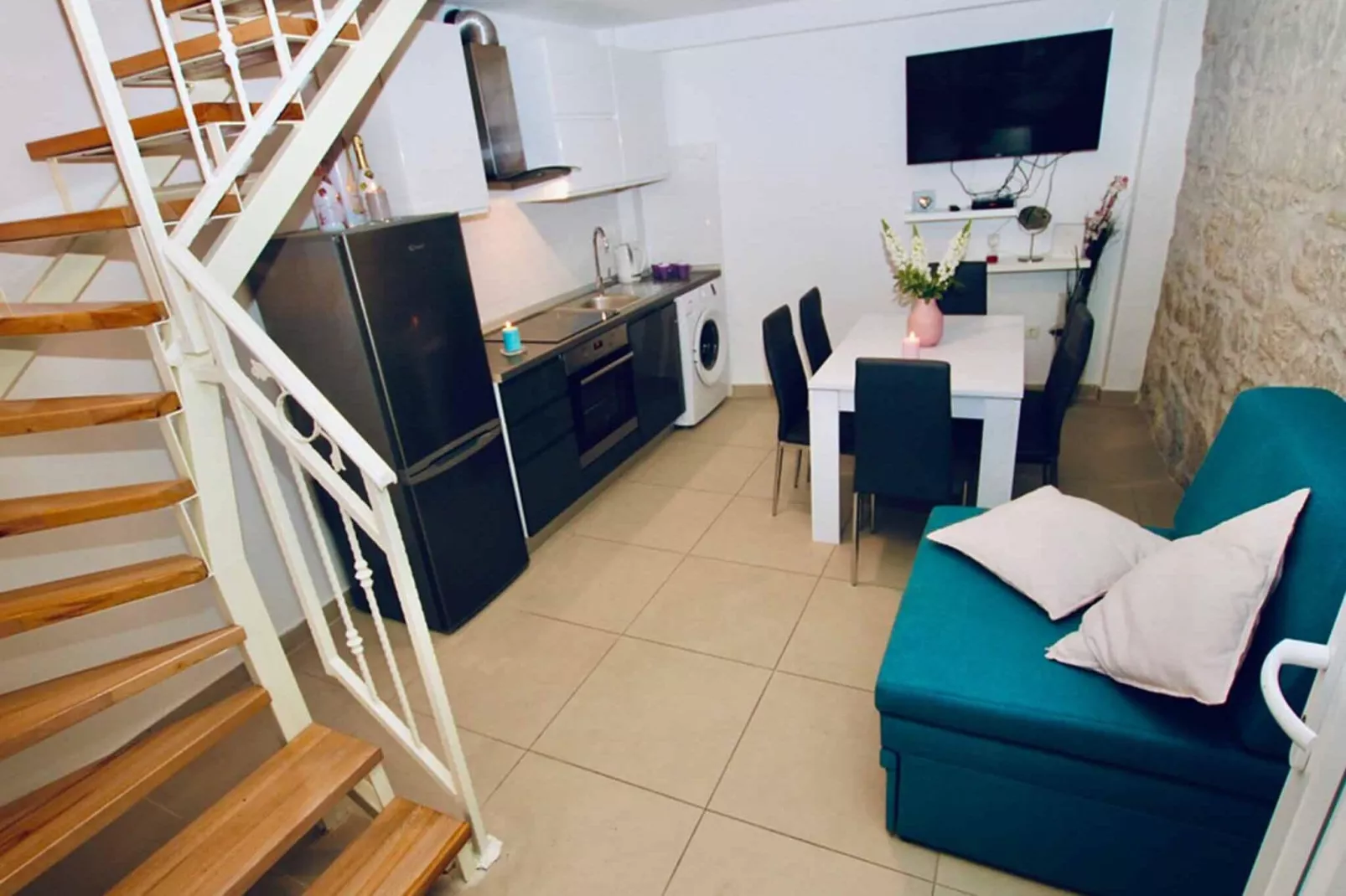 Dalmatian White Shell Apartment- Two Bedroom Apartment-Binnen