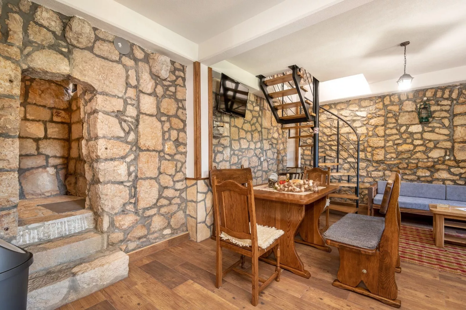 Villa Lazini Dvori - Two Bedroom Stone House Villa with Private Pool-Eetkamer