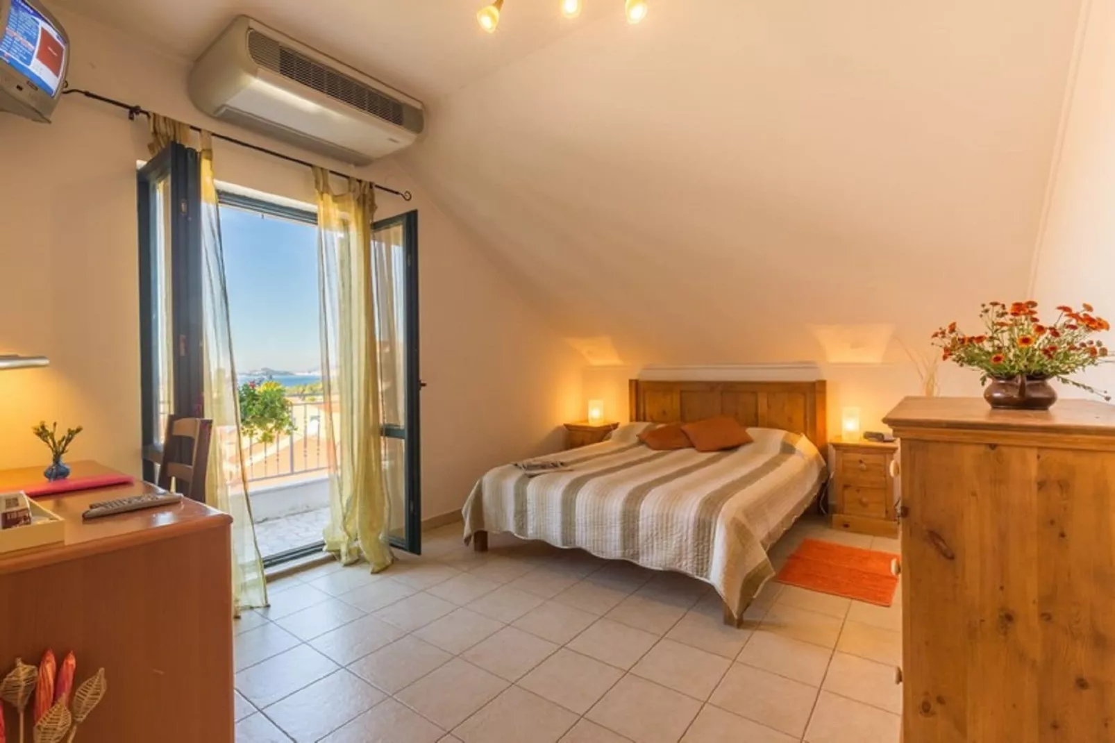 Castelletto - Superior Double Room with Balcony and Airport Transfer 1-Slaapkamer