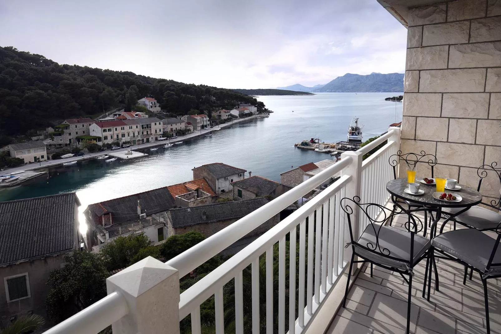 Apartments Snjezana - Two bedroom apartment with balcony and sea view-Terrasbalkon